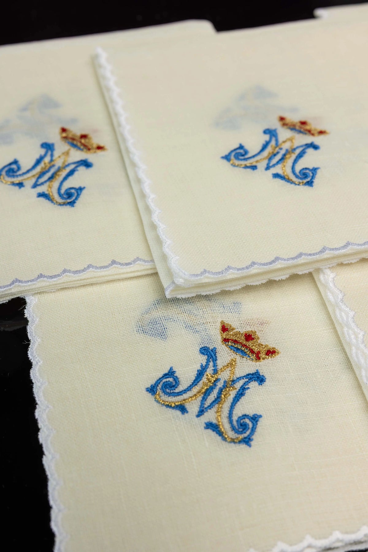 Set di 5 corporali di lino con monogramma mariano coronato