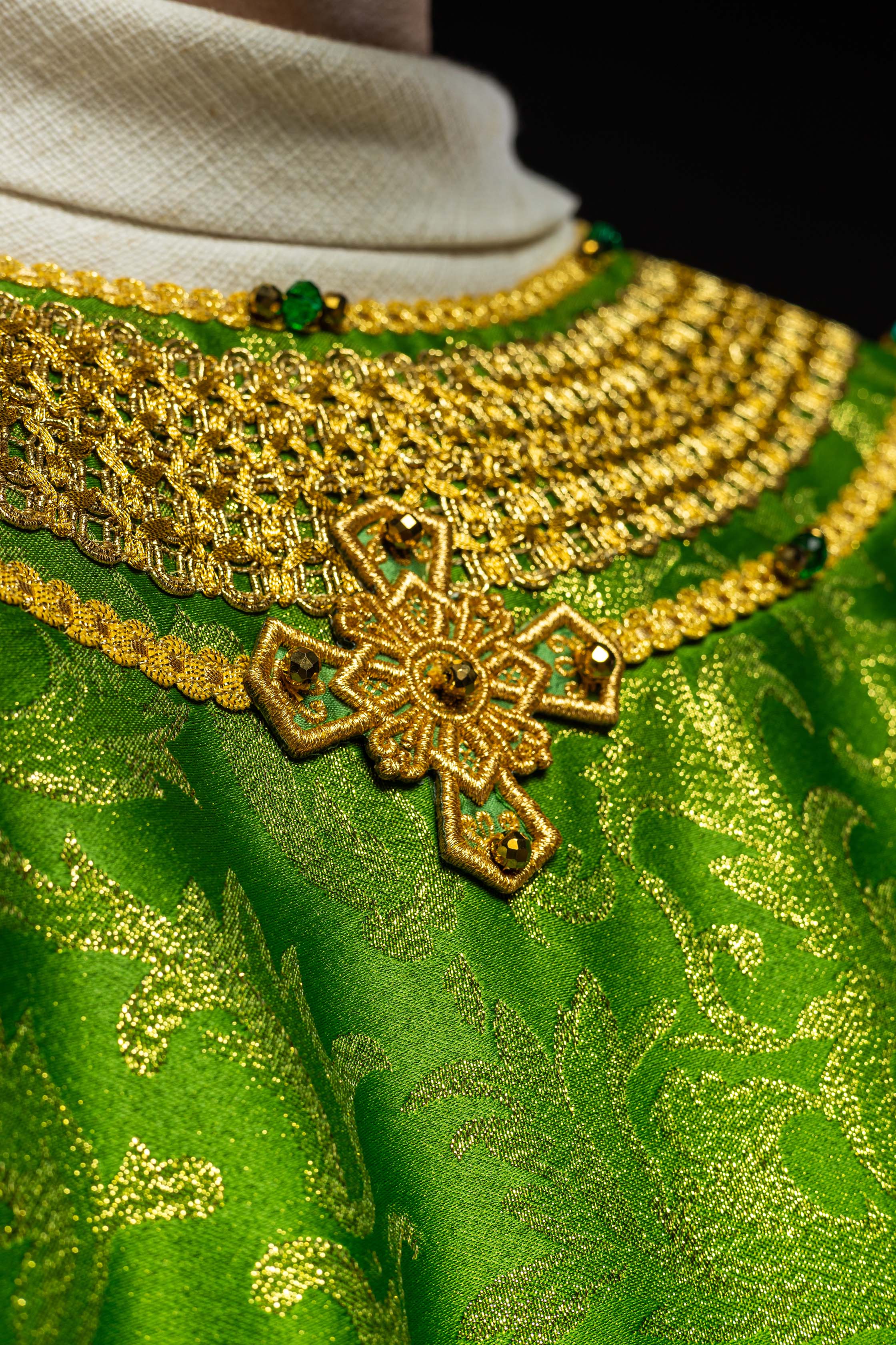Ręcznie wykonany ornat z naturalnymi kamieniami Handmade 7010 Zielony - ORNATY.PL