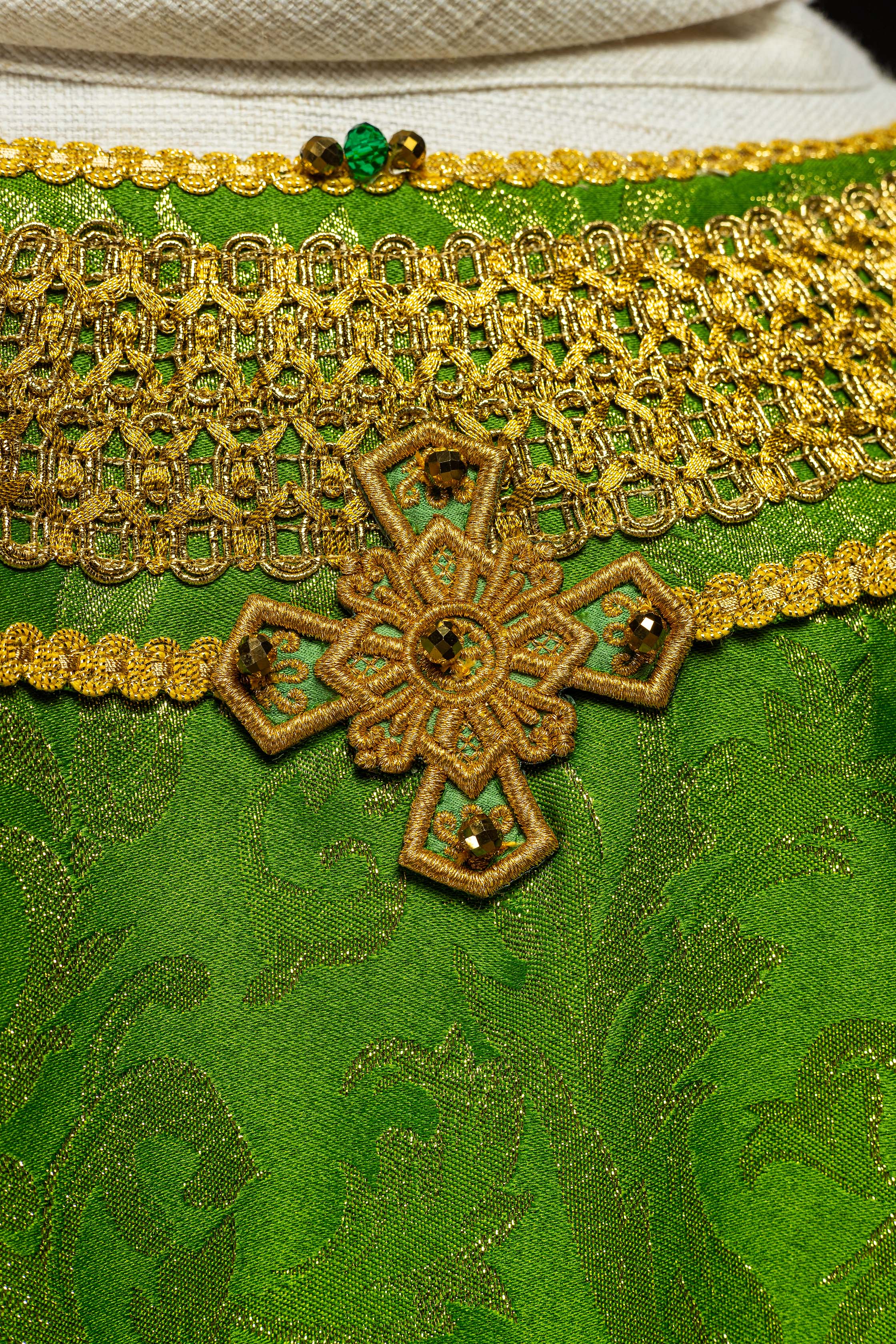 Ręcznie wykonany ornat z naturalnymi kamieniami Handmade 7010 Zielony - ORNATY.PL