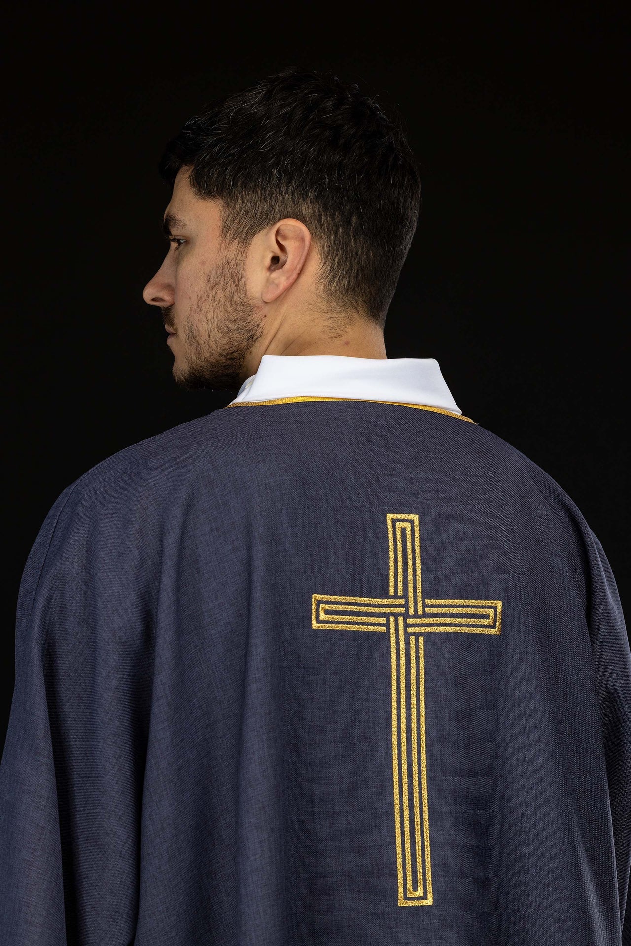 Fioletowa dalmatyka z haftowanym złotym krzyżem - ORNATY.PL