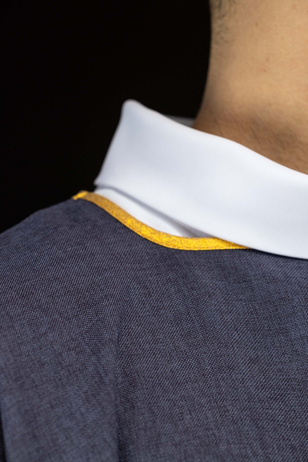 Fioletowa dalmatyka z haftowanym złotym krzyżem - ORNATY.PL