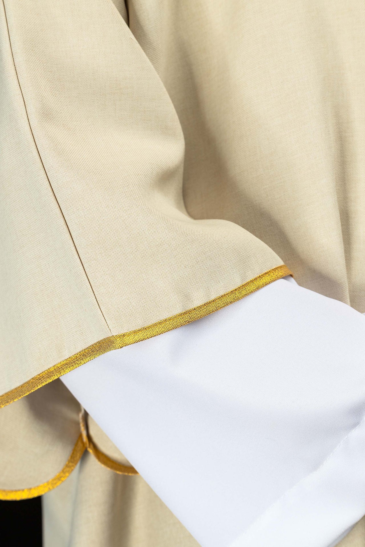 Ecru dalmatyka z haftowanym złotym krzyżem - ORNATY.PL