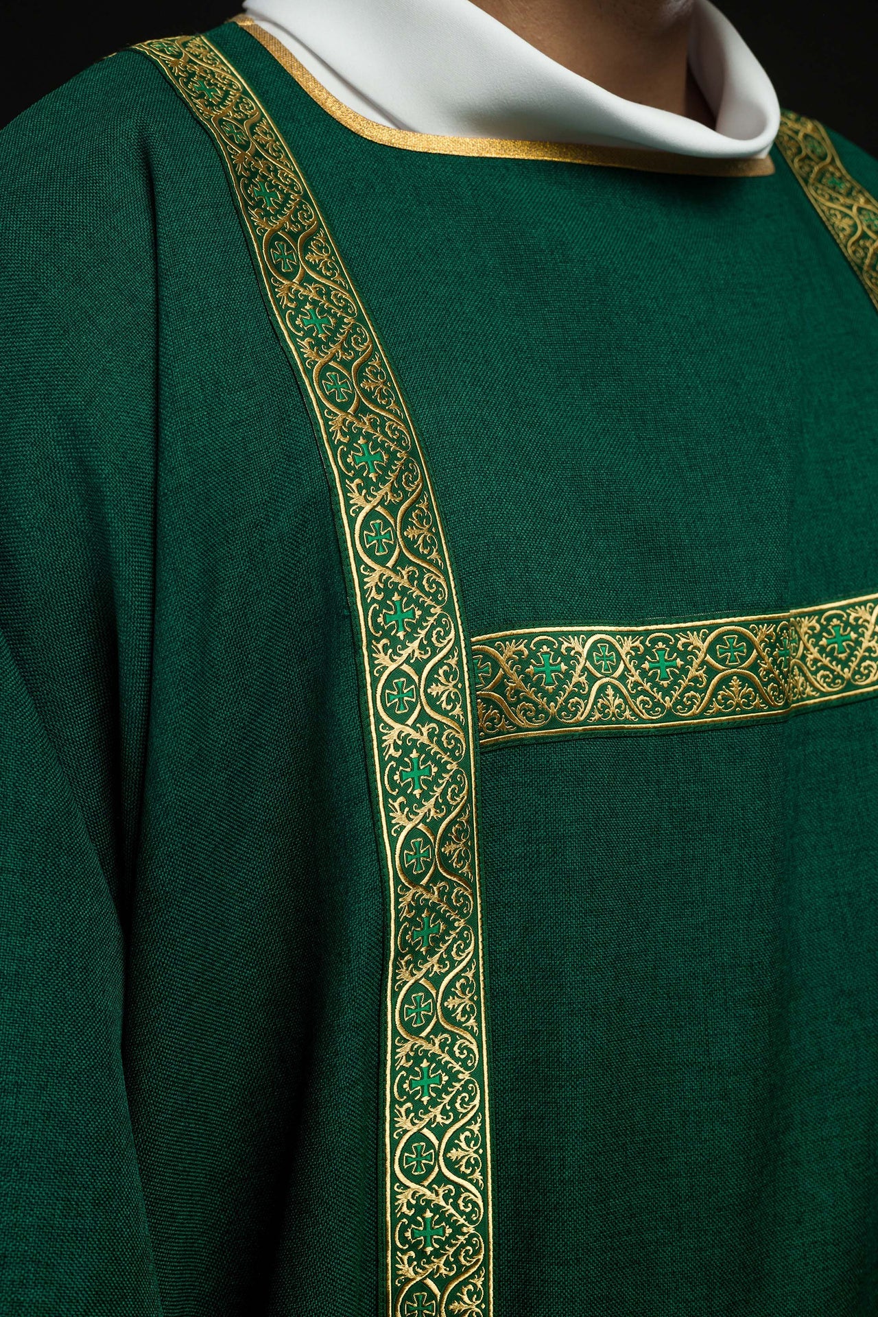 Dalmatyka zielona ozdobiona złotymi tasiemkami żakardowymi - ORNATY.PL