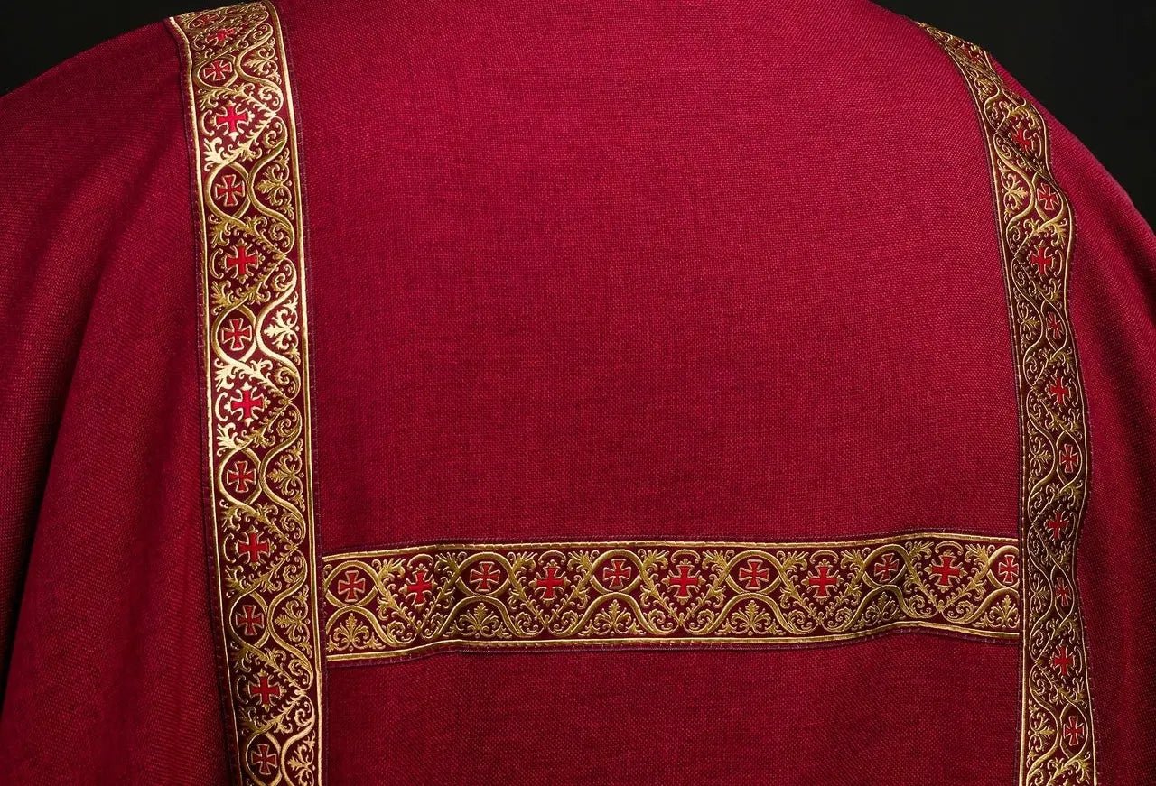 Dalmática vermelha decorada com fitas jacquard douradas
