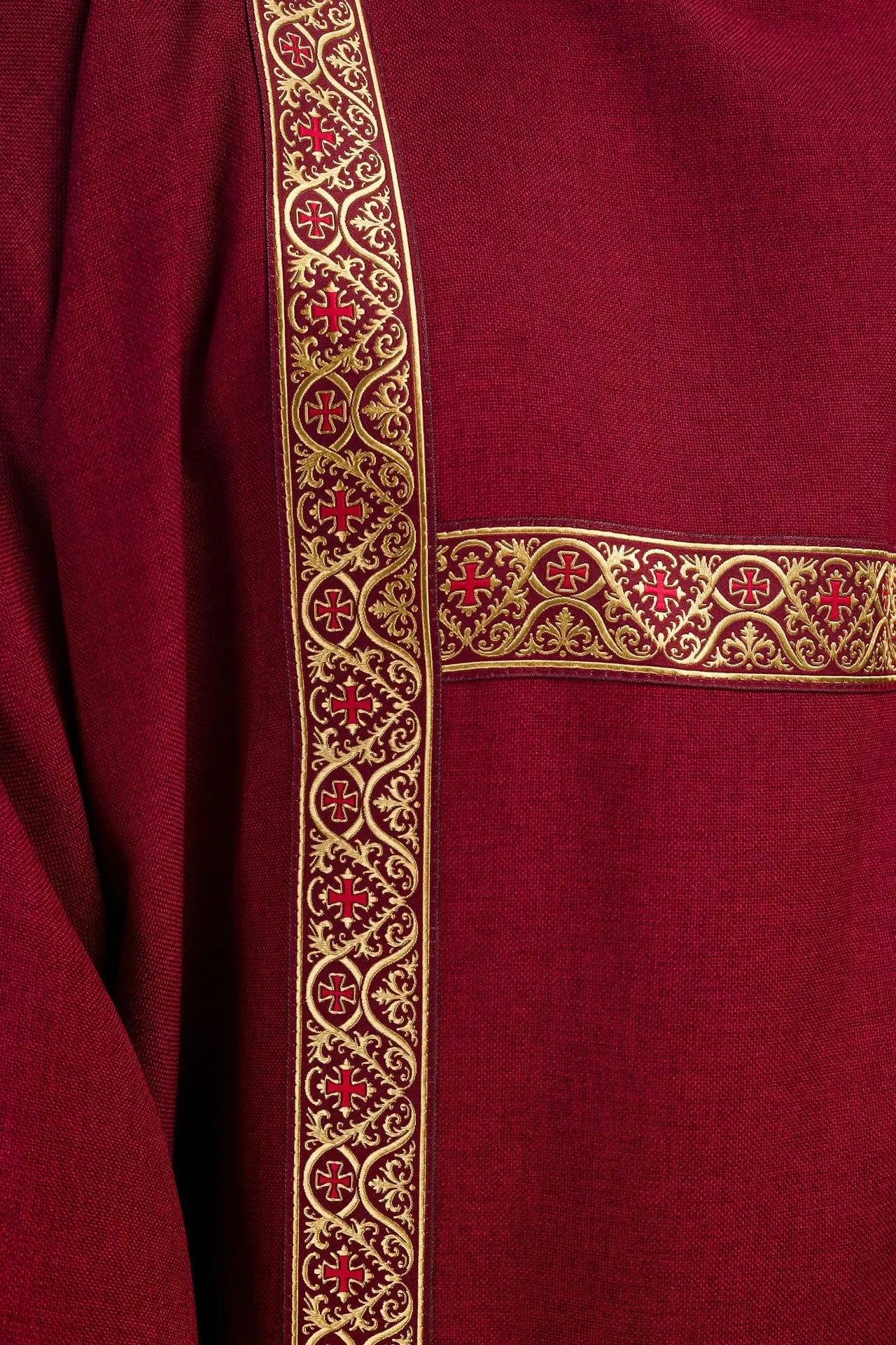 Dalmática vermelha decorada com fitas jacquard douradas