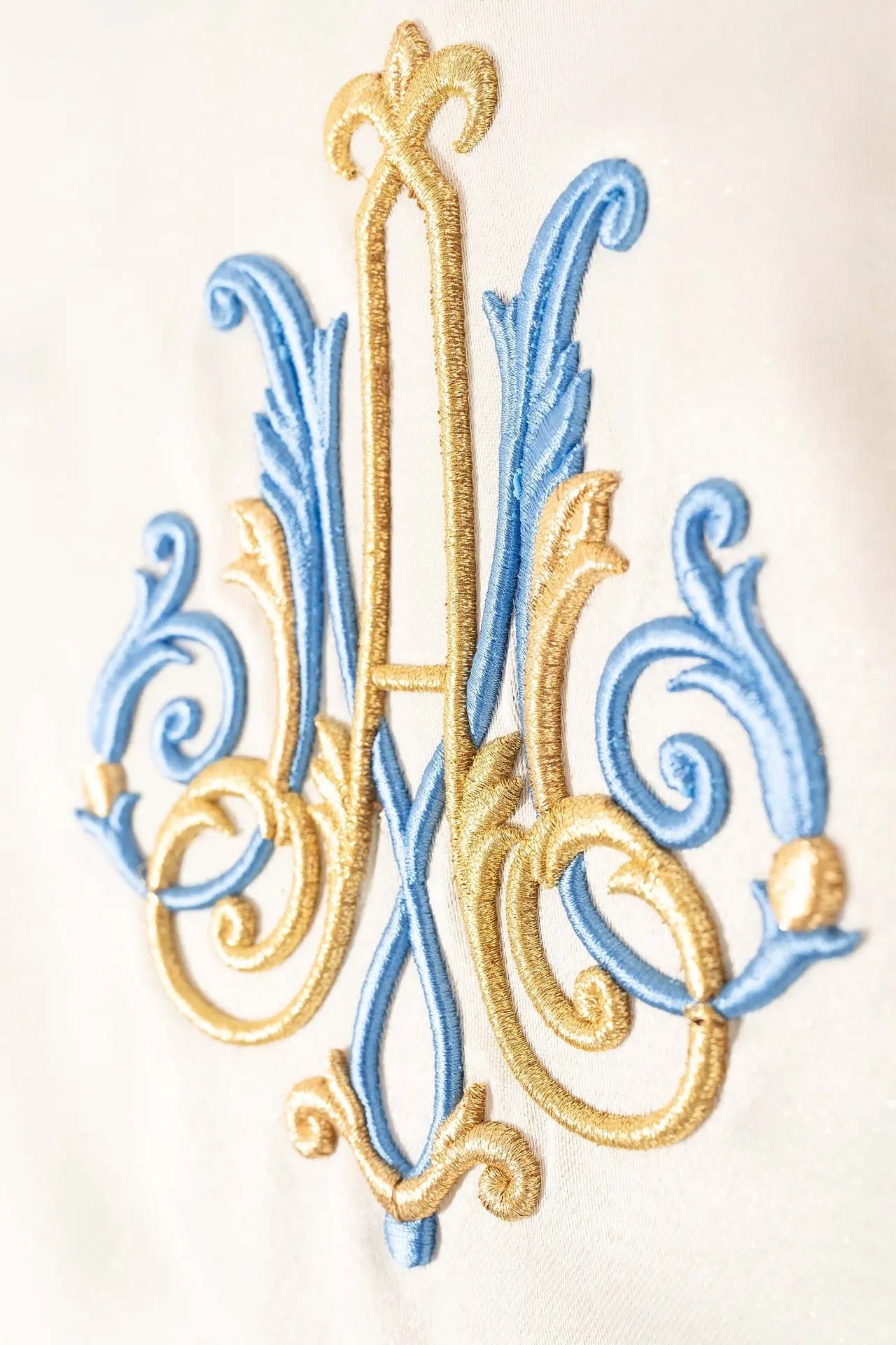 Embroidered chasuble with a Marian motif in ecru