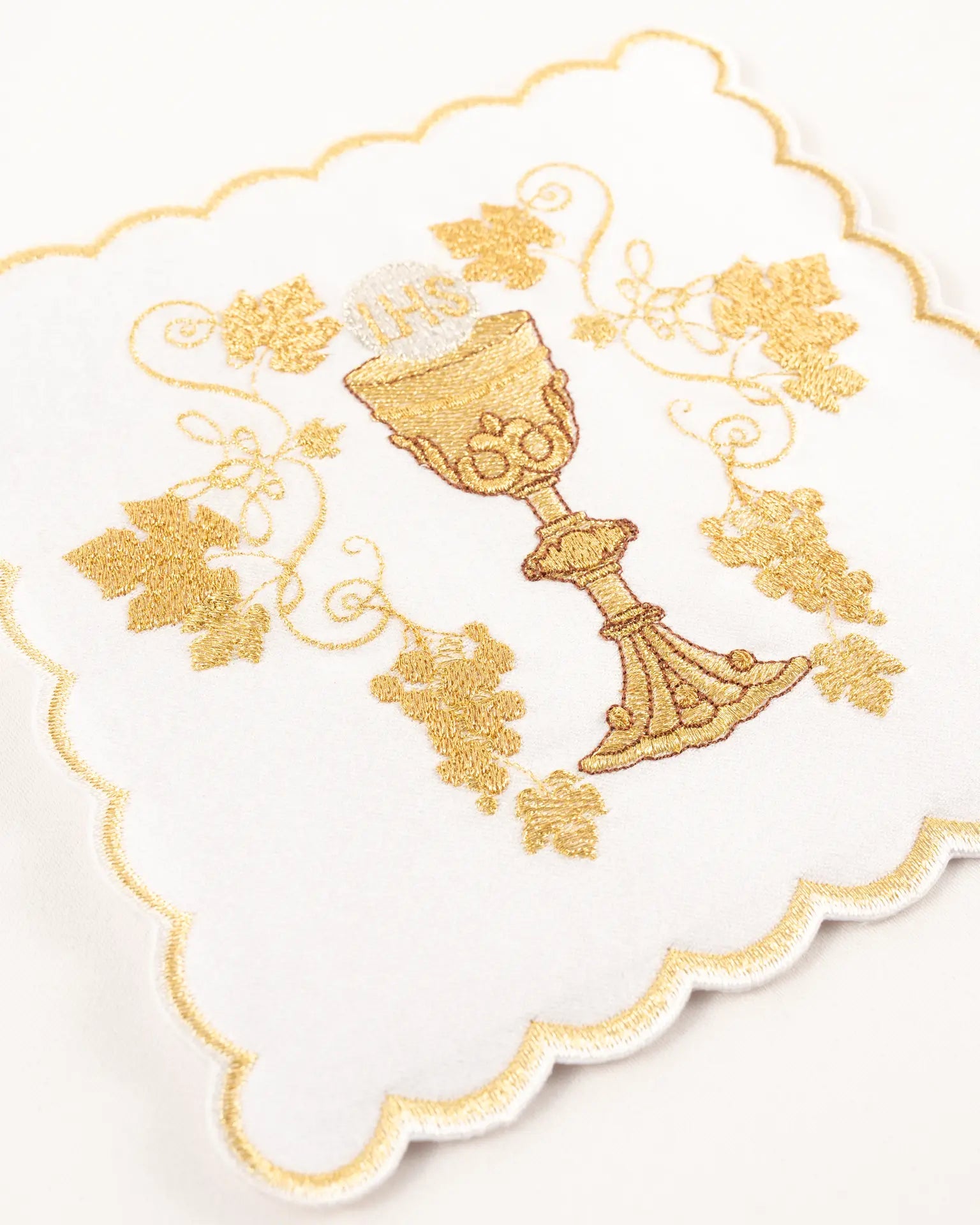 Embroidered chalice linens set with chalice motif