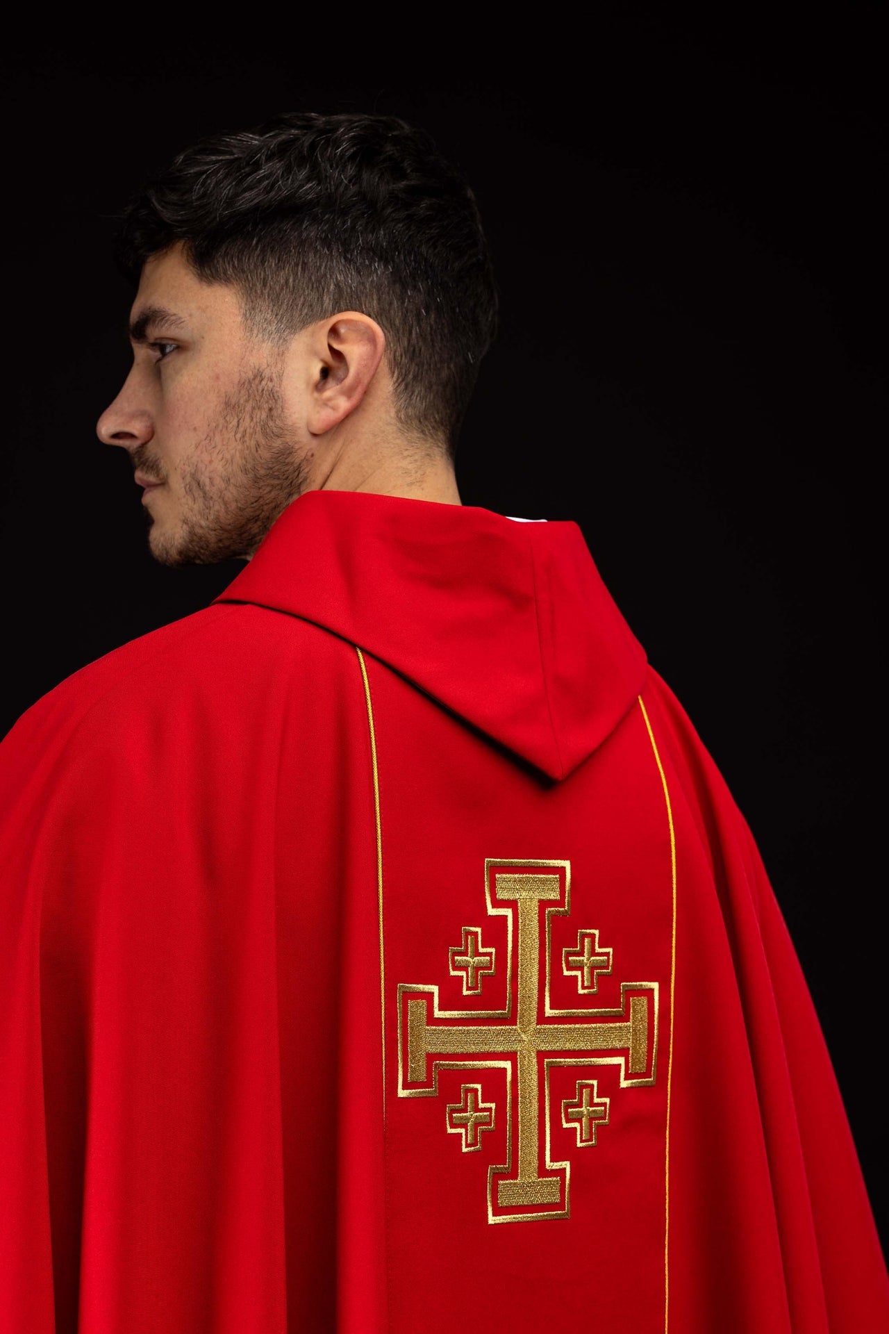 Ornat haftowany czerwony z pasem krzyże jerozolimskie - ORNATY.PL