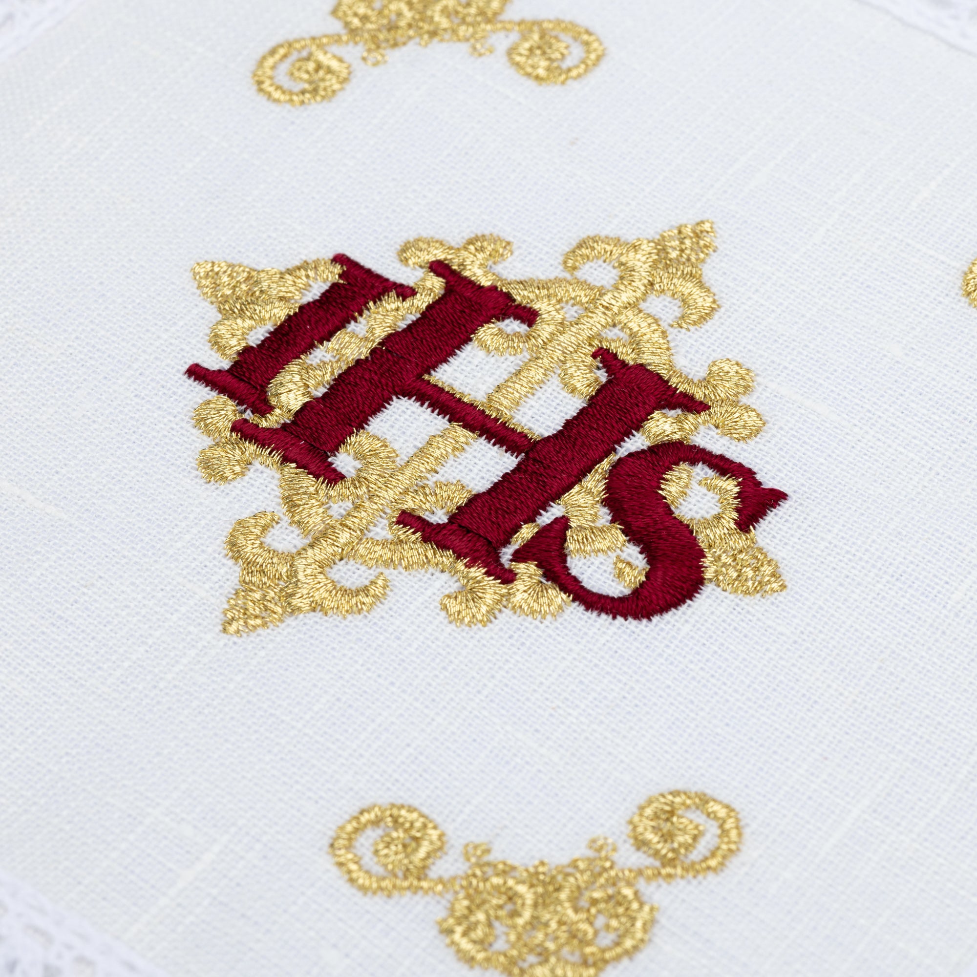 Bielizna kielichowa lniana haftowana czerwony symbol IHS - ORNATY.PL