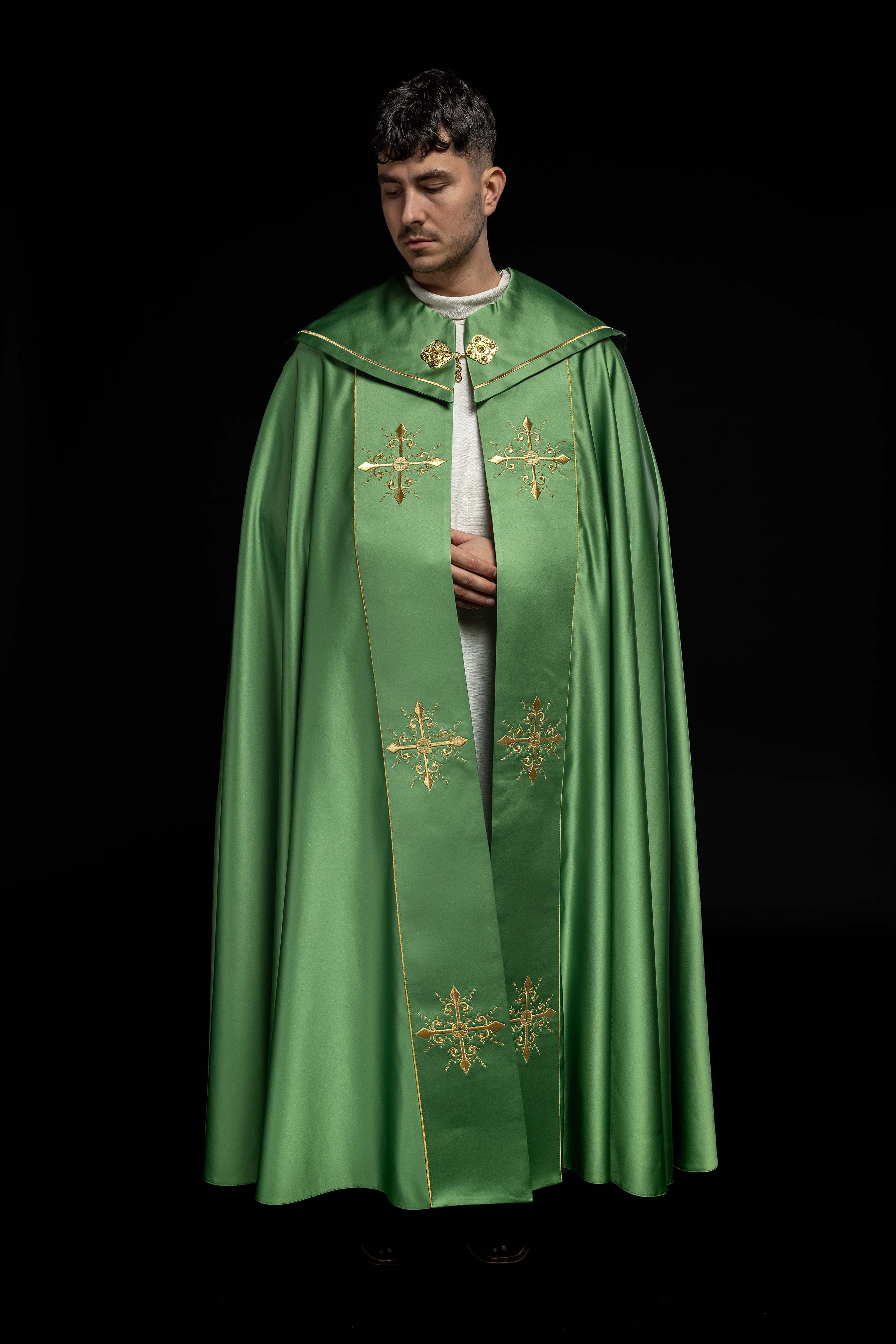 Kapa liturgiczna z szerokim haftowanym pasem w krzyże w kolorze zielonym - ORNATY.PL