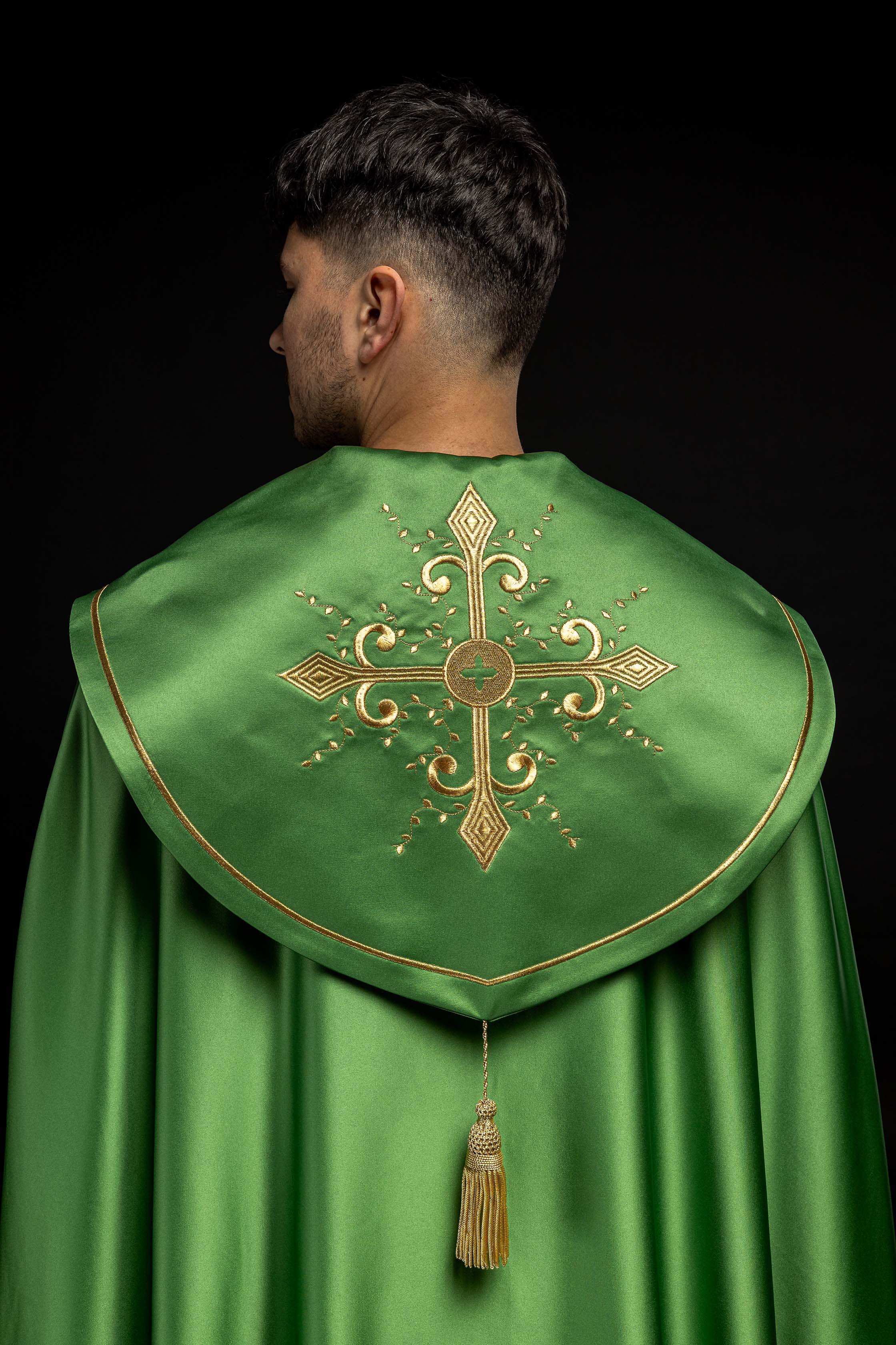 Kapa liturgiczna z szerokim haftowanym pasem w krzyże w kolorze zielonym - ORNATY.PL