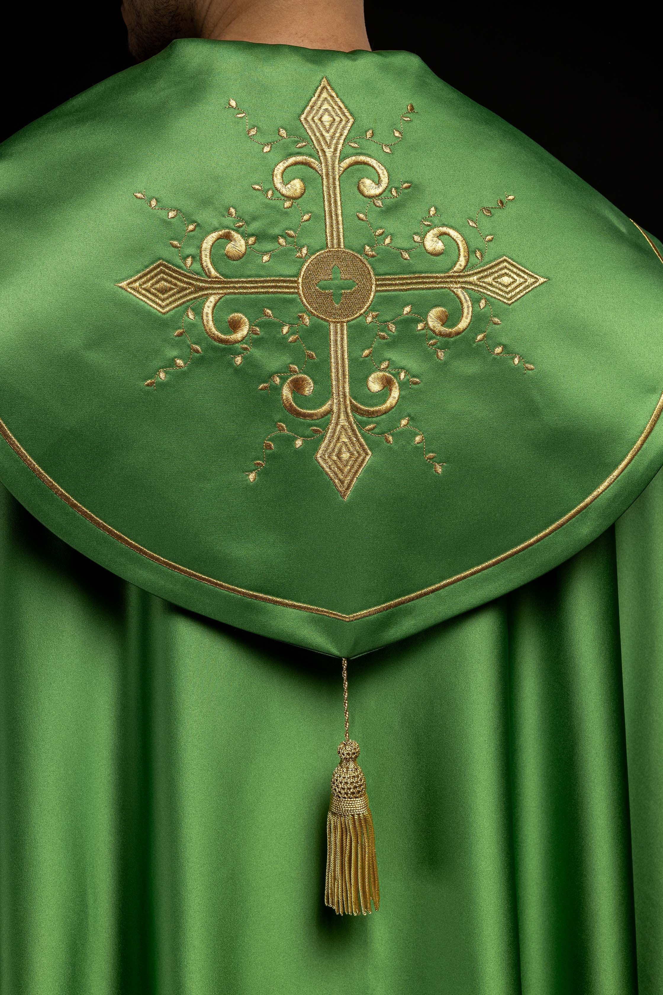 Kapa liturgiczna z szerokim haftowanym pasem w krzyże w kolorze zielonym - ORNATY.PL