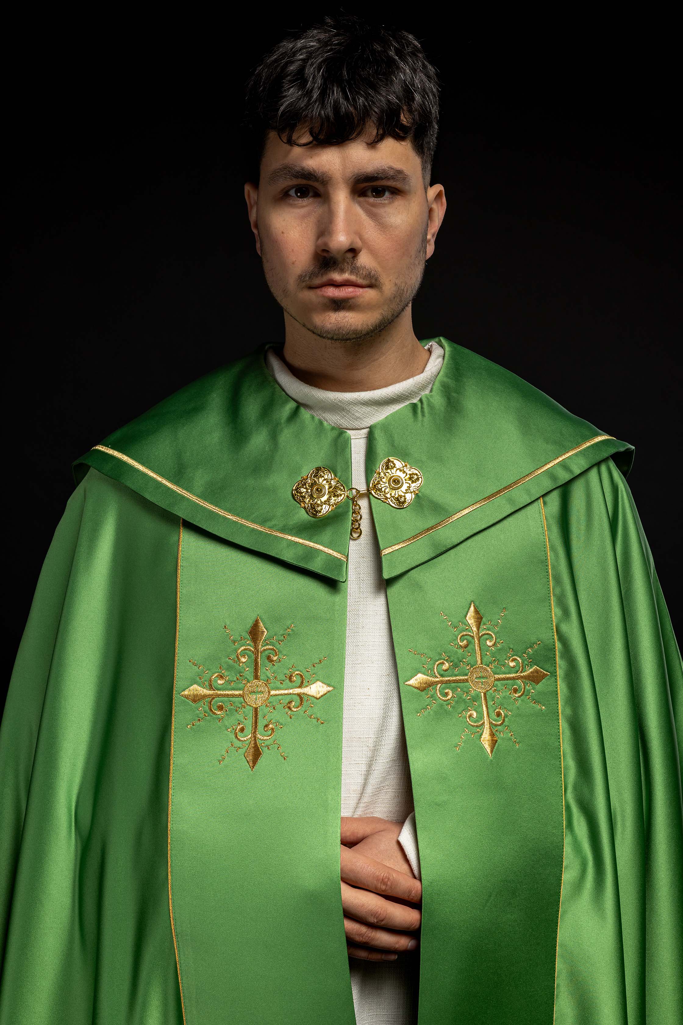 Kapa liturgiczna z szerokim haftowanym pasem w krzyże w kolorze zielonym - ORNATY.PL
