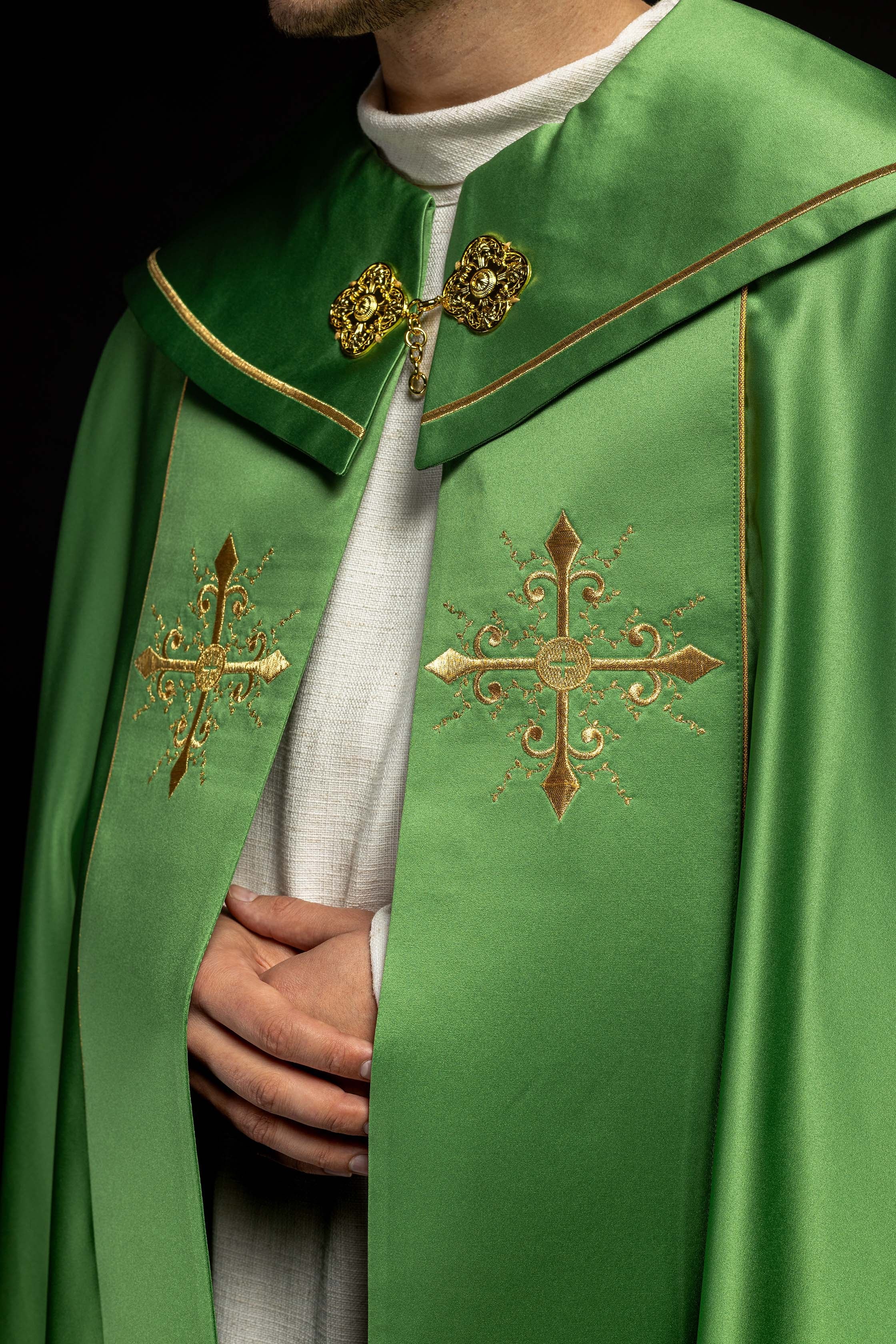 Kapa liturgiczna z szerokim haftowanym pasem w krzyże w kolorze zielonym - ORNATY.PL
