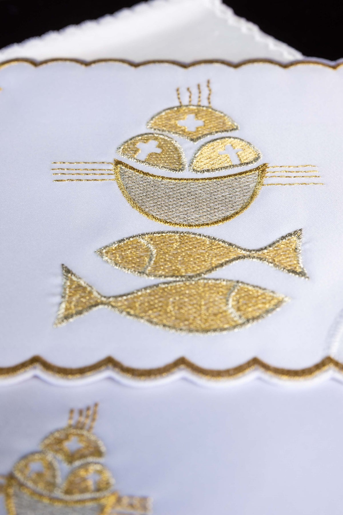 Servizio da Messa ricamato con pesce