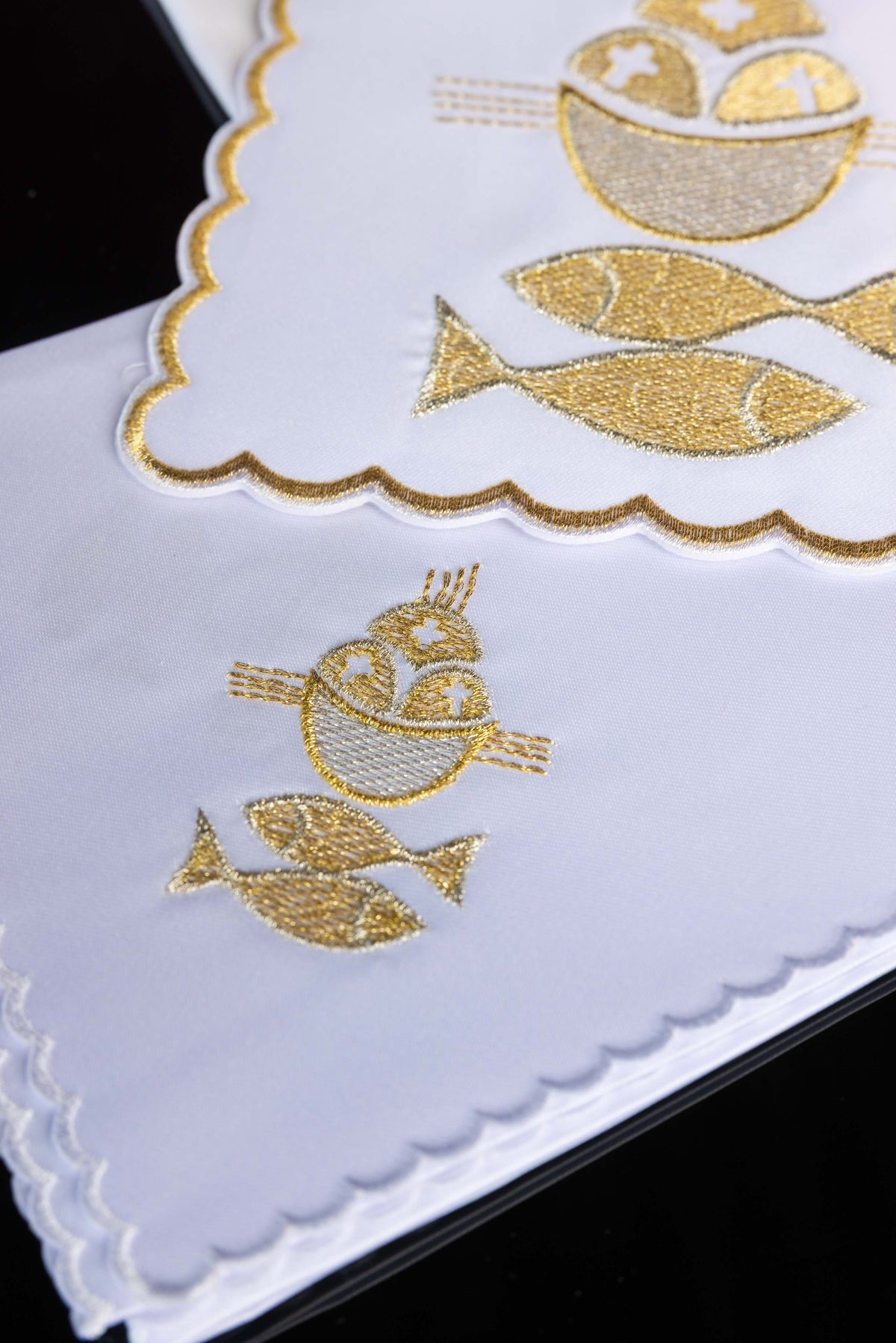 Servizio da Messa ricamato con pesce