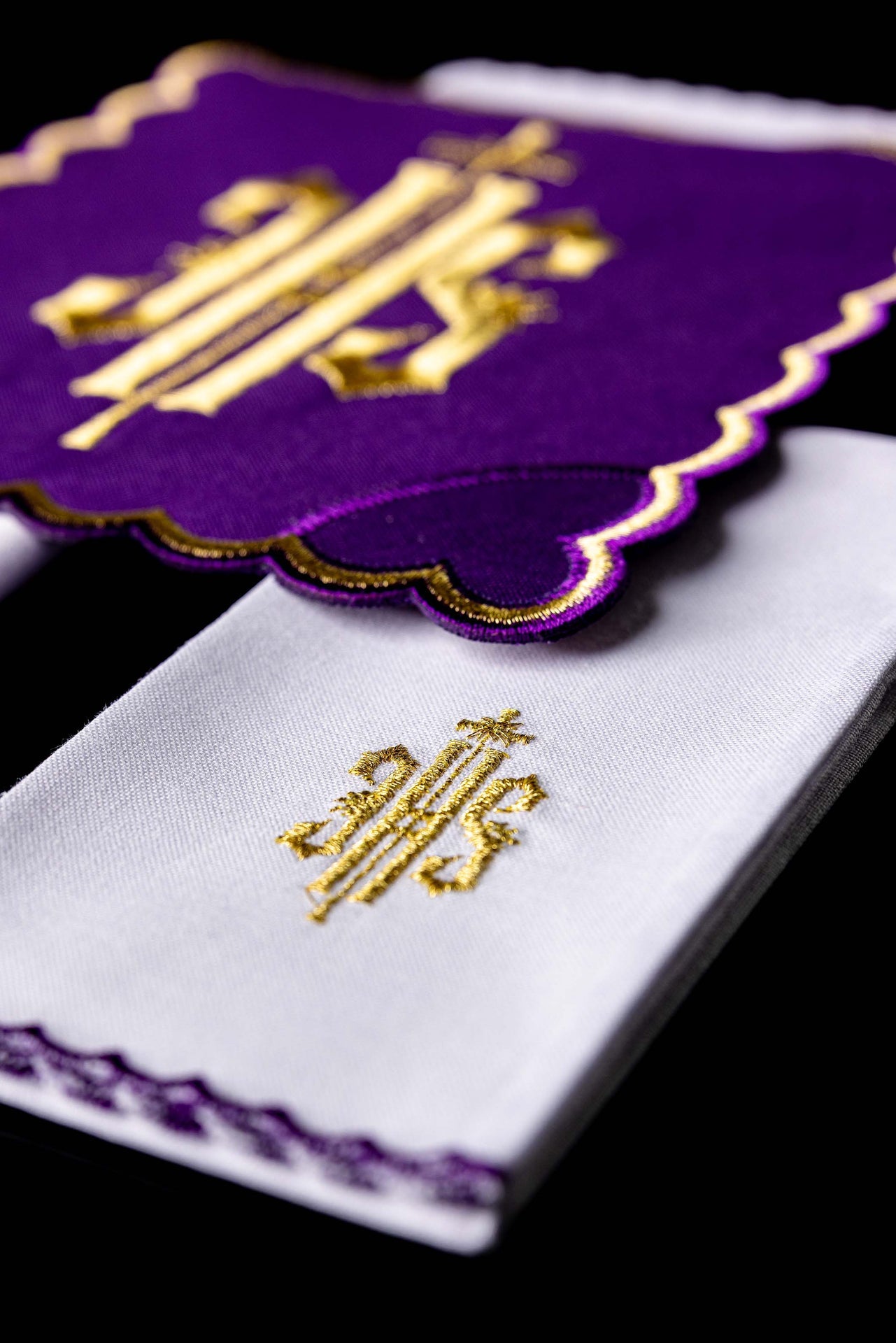 Bielizna kielichowa haftowana IHS Fioletowa - ORNATY.PL