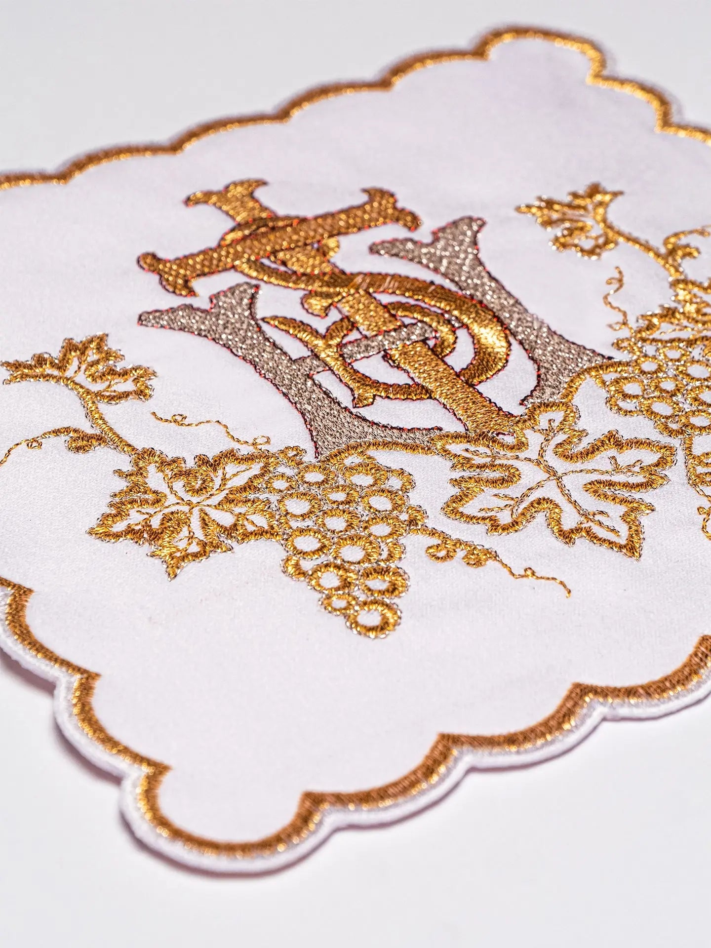Chalice linen with thick IHS embroidery
