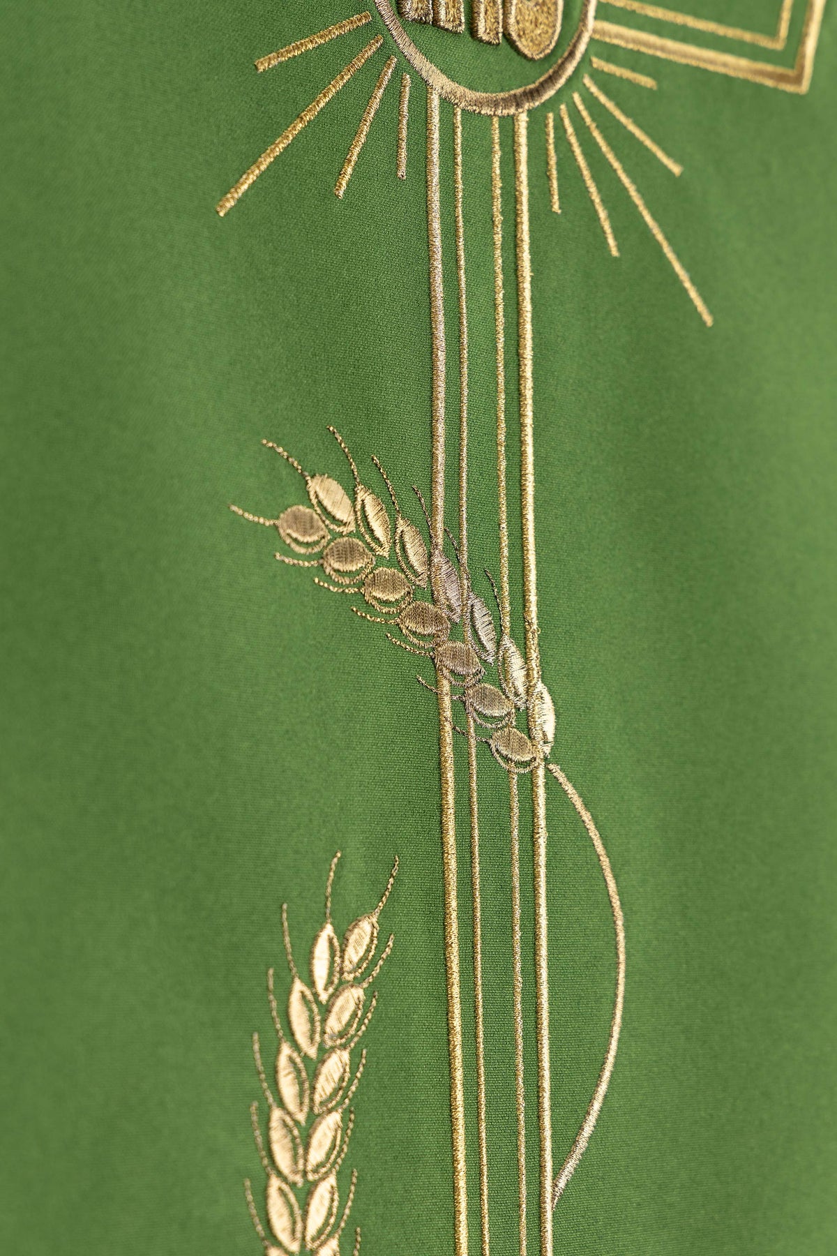 Coprileggio verde con Croce IHS e ricamo di spighe di grano
