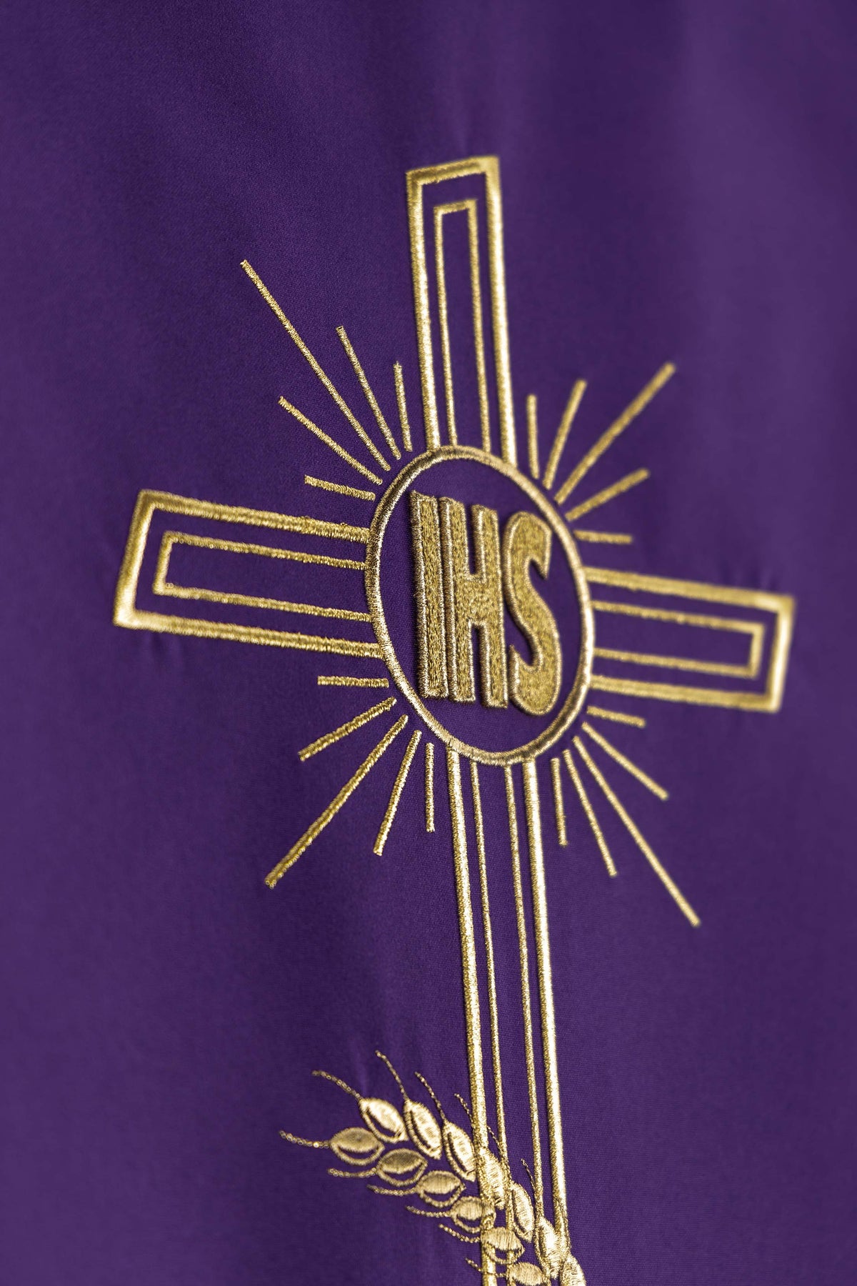 Coprileggio Viola con Croce IHS e Ricamo di Spighe di grano