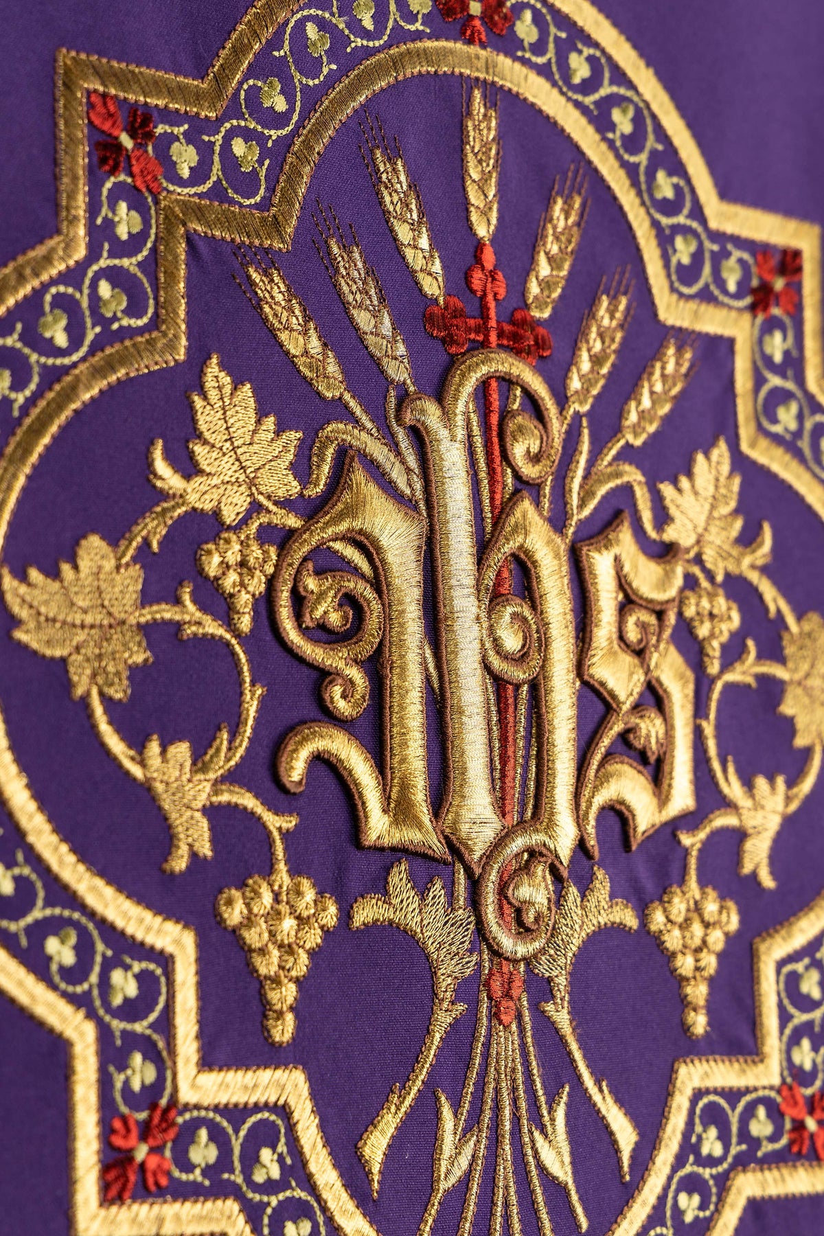 Coprileggio Viola con ricamo IHS