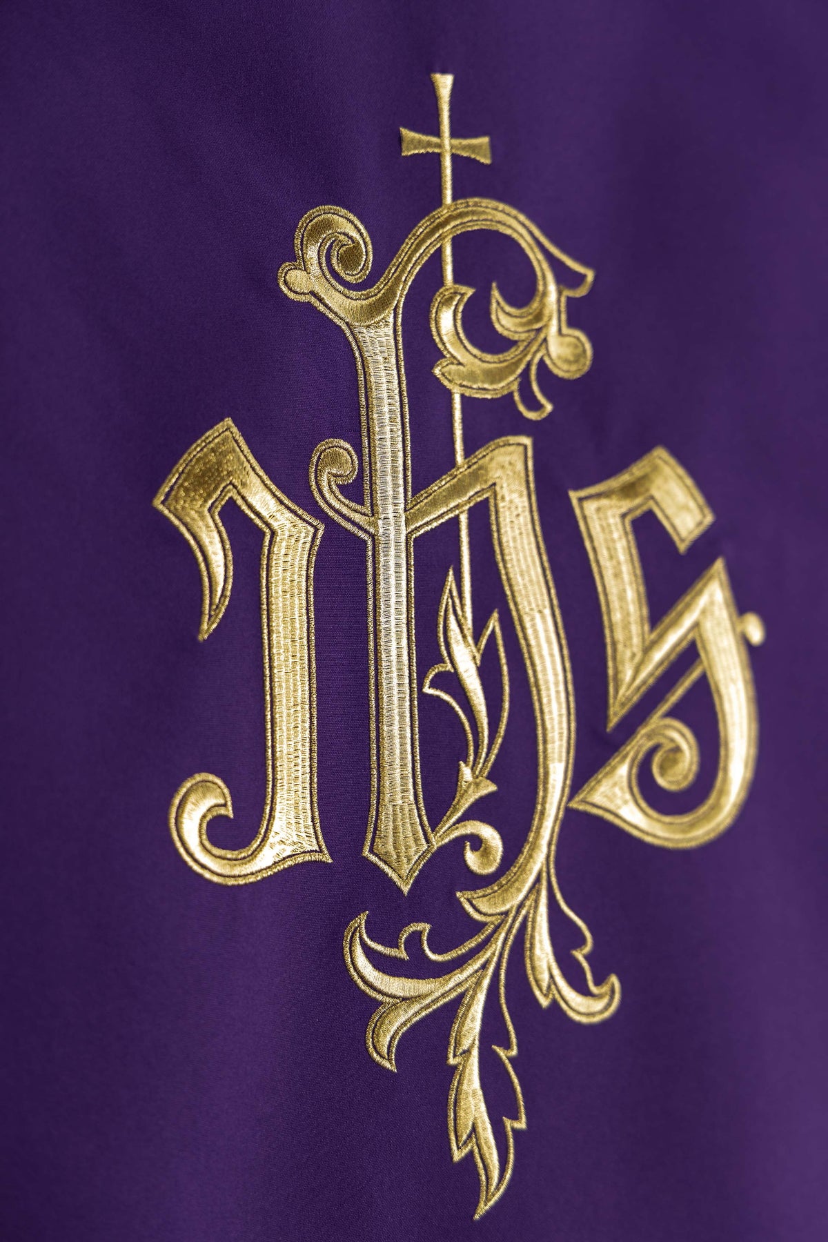 Coprileggio Viola con Ricamo del Monogramma IHS