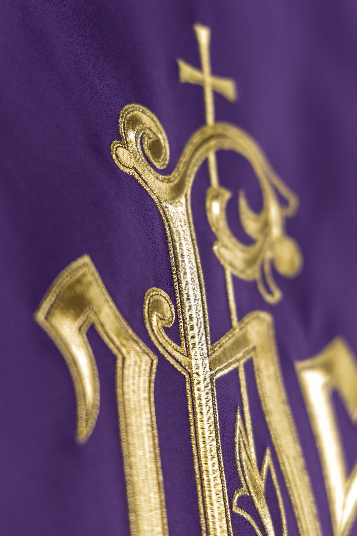 Coprileggio Viola con Ricamo del Monogramma IHS