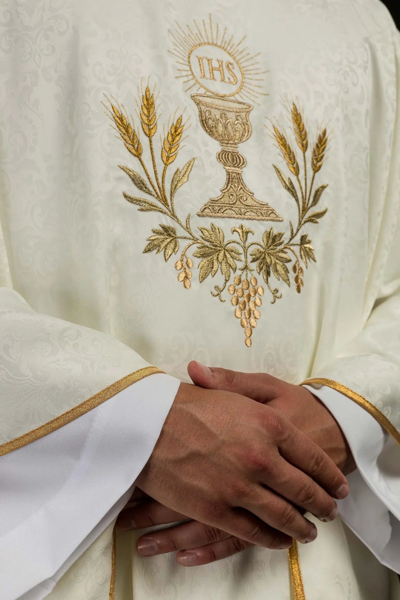 Ecru liturgical chasuble with chalice and host embroidery on jacquard fabric