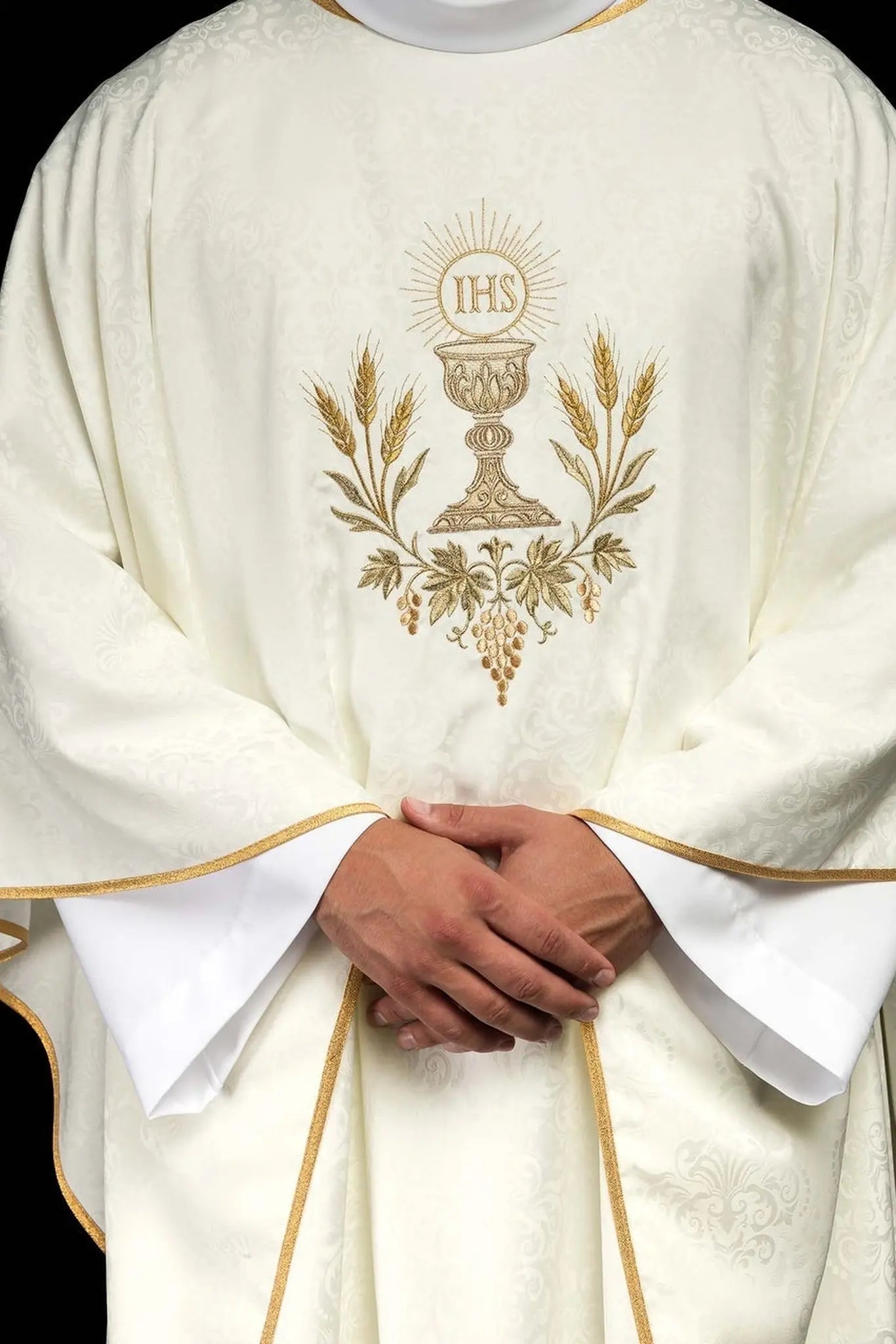 Ecru liturgical chasuble with chalice and host embroidery on jacquard fabric