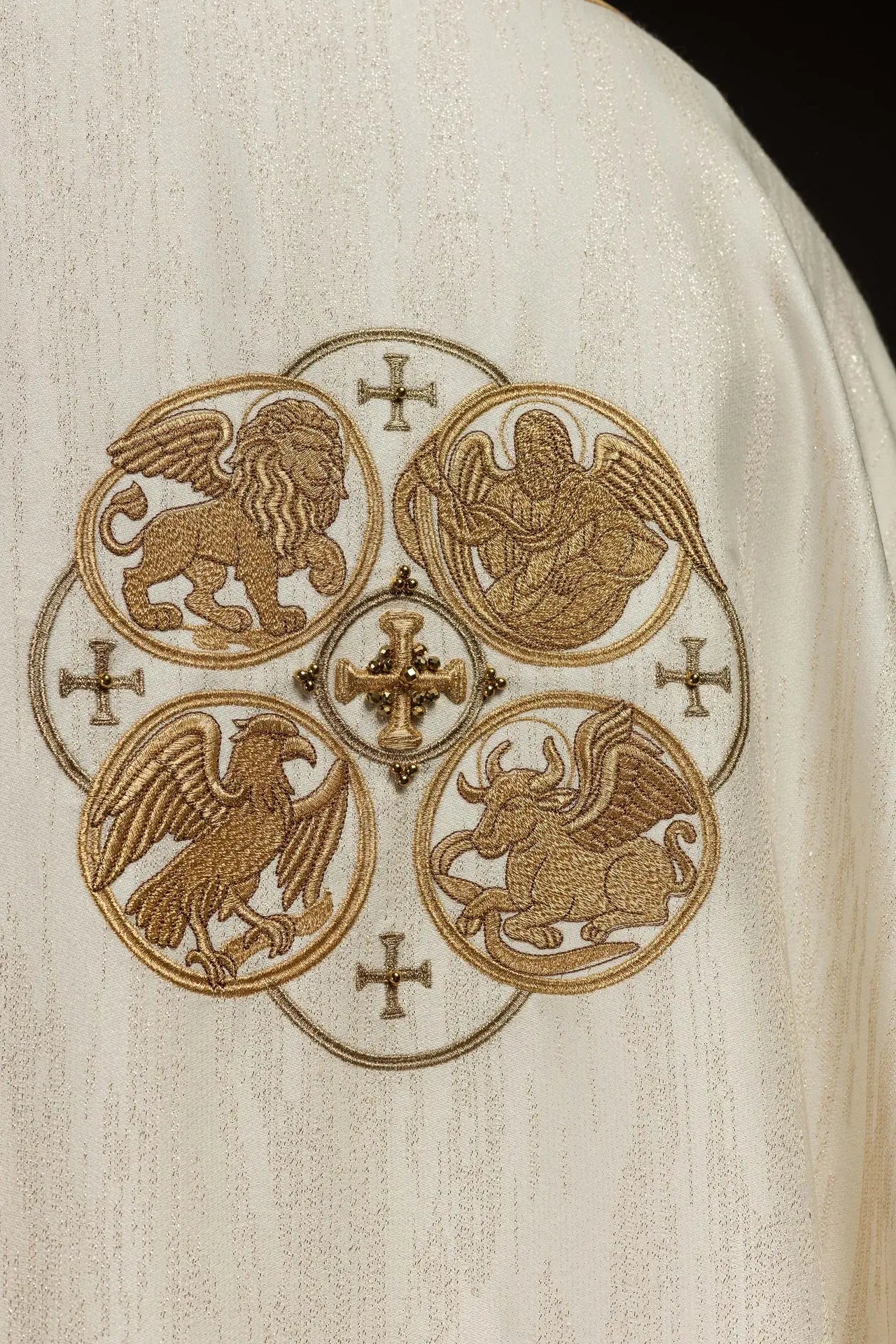 Ecru chasuble with embroidery of the Four Evangelists on decorative fabric