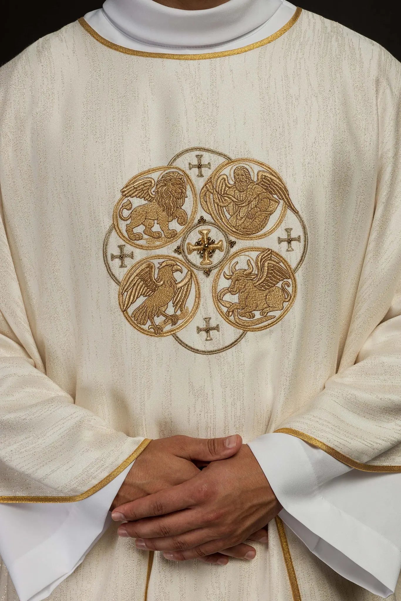Ecru chasuble with embroidery of the Four Evangelists on decorative fabric