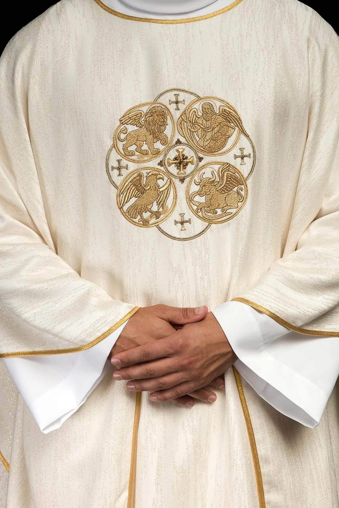 Ecru chasuble with embroidery of the Four Evangelists on decorative fabric
