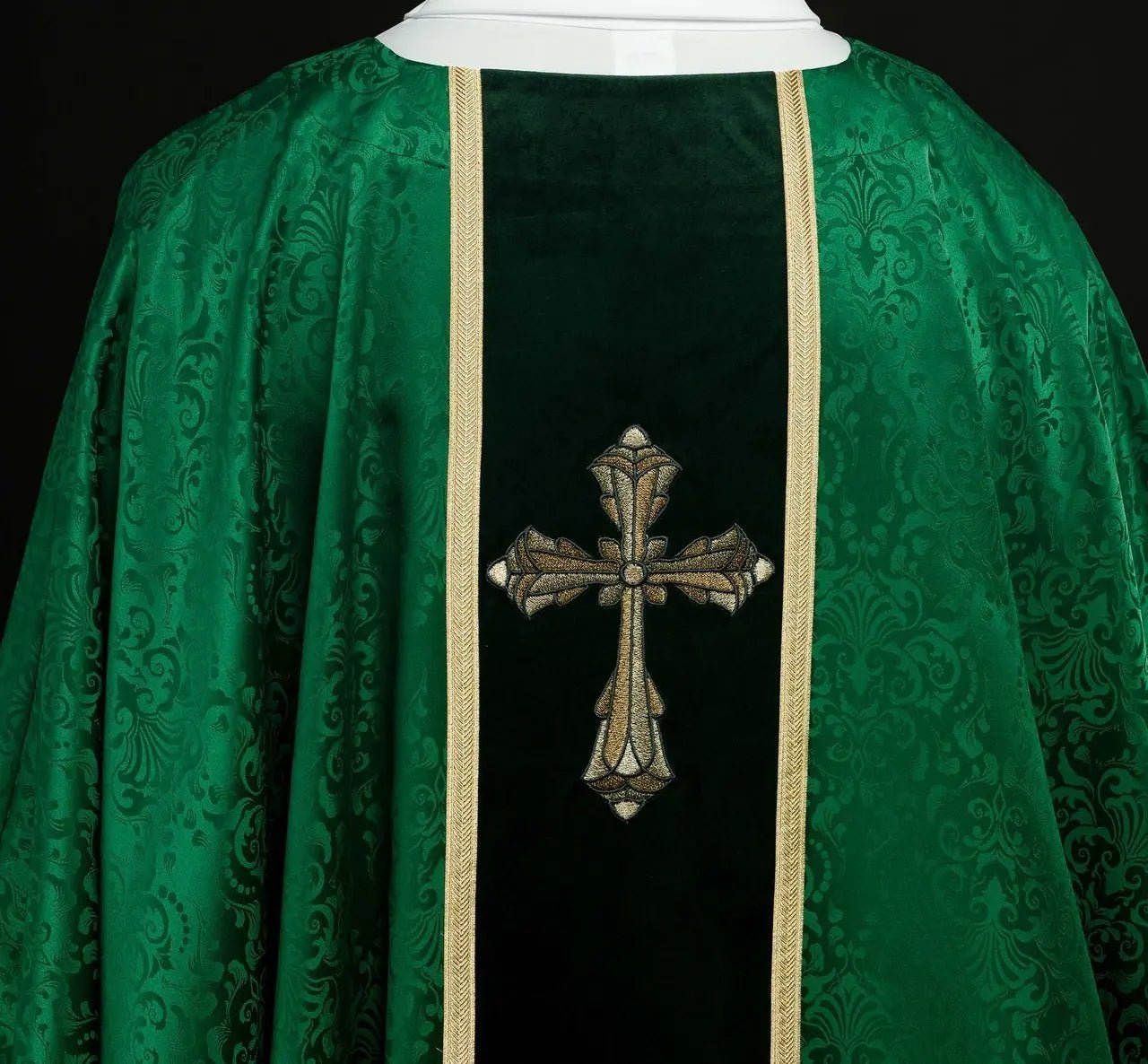 Liturgical green chasuble with band and embroidered cross on jacquard fabric