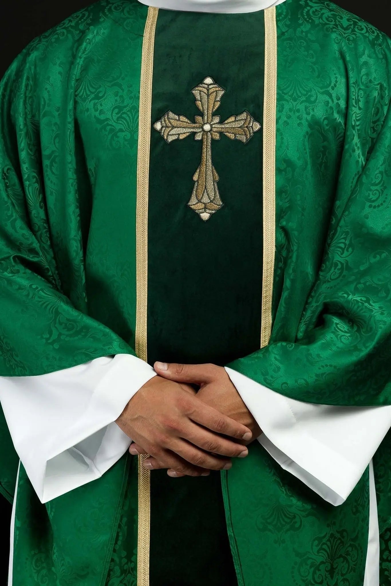 Liturgical green chasuble with band and embroidered cross on jacquard fabric