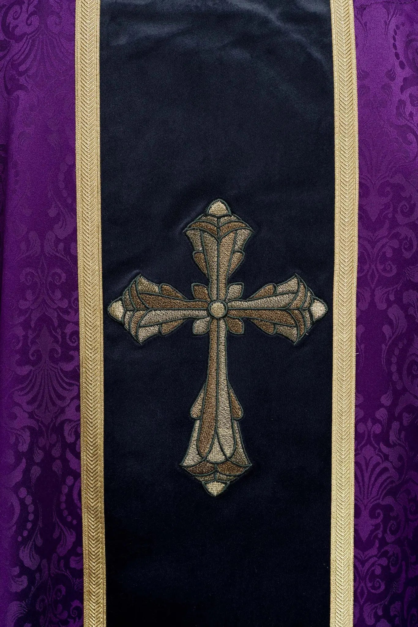 Liturgical purple chasuble with band and embroidered cross on jacquard fabric