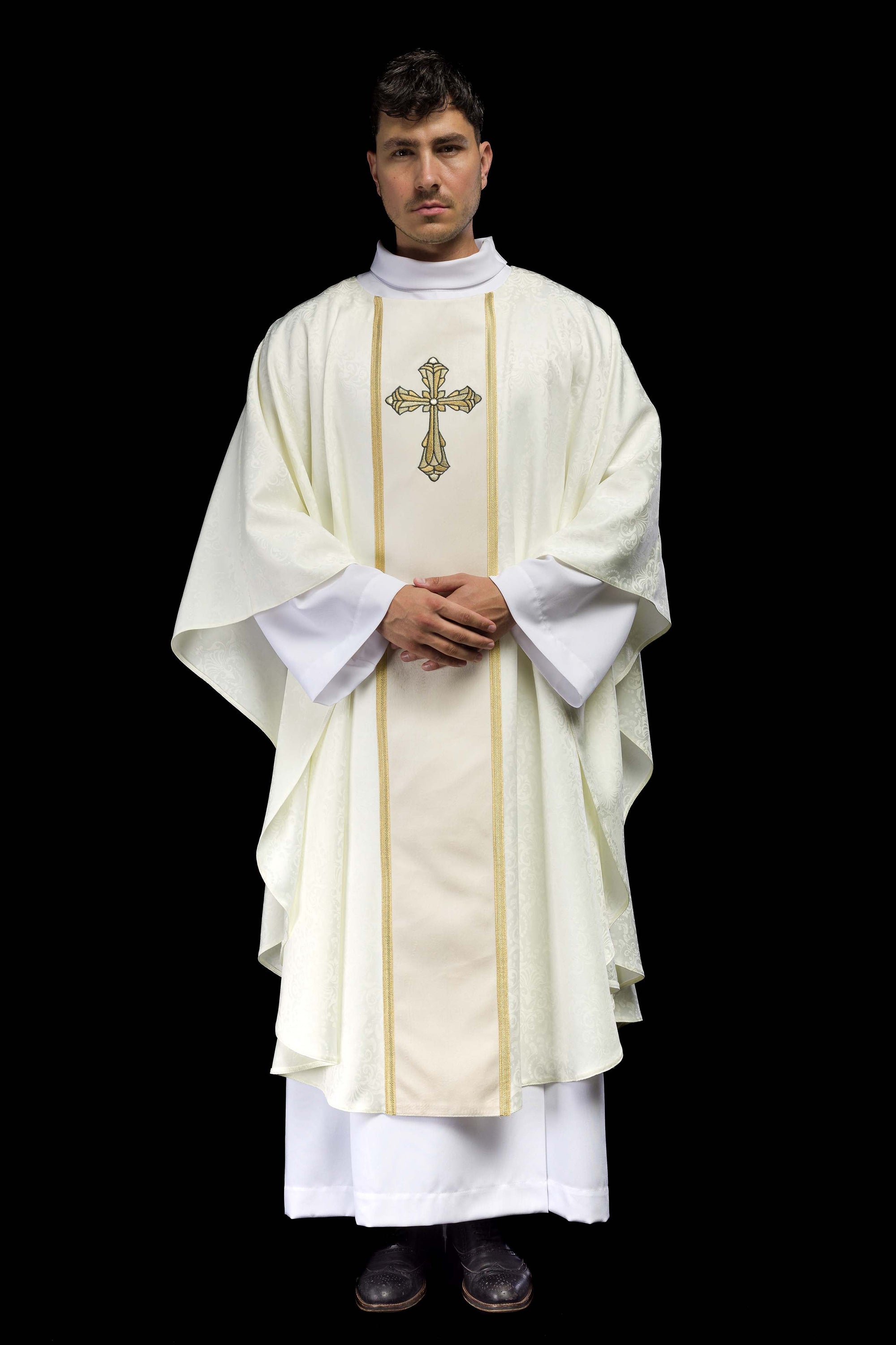 Ornat liturgiczny ecru z pasem i haftem krzyża na tkaninie żakardowej