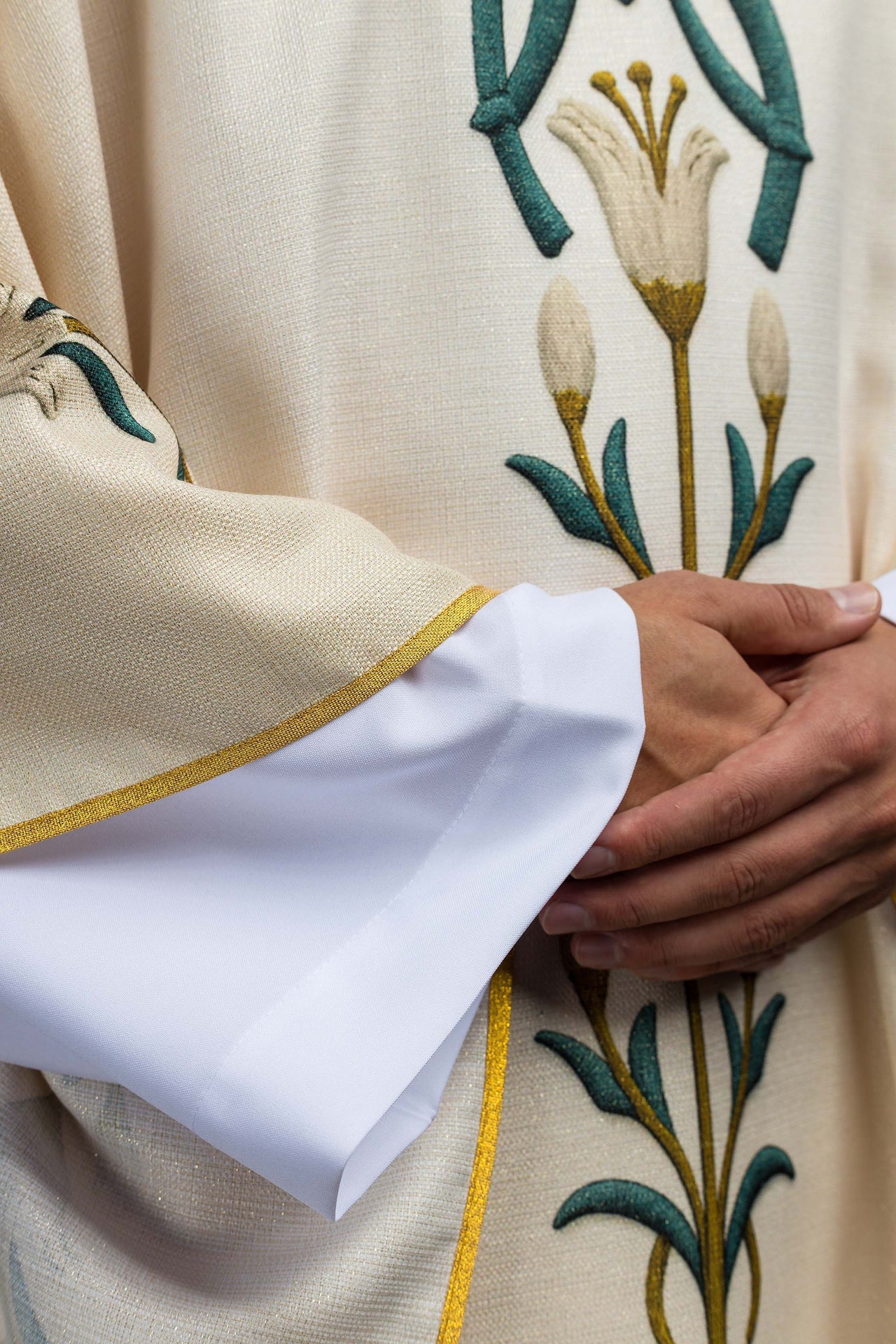 Ornat Maryjny drukowany ze wzorem lilii i monogramem ecru - ORNATY.PL