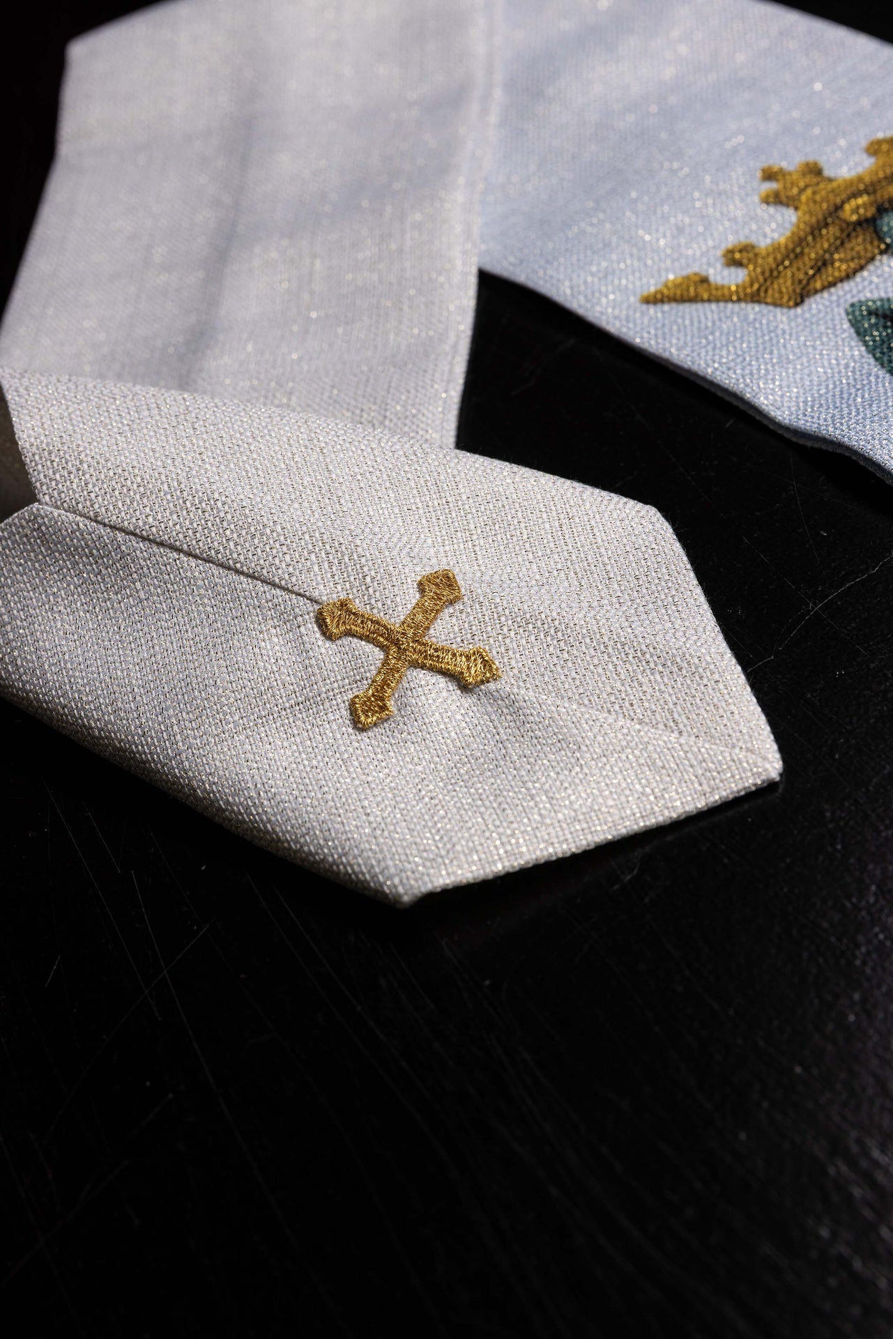 Ornat Maryjny drukowany ze wzorem lilii i monogramem niebiesko-ecru - ORNATY.PL