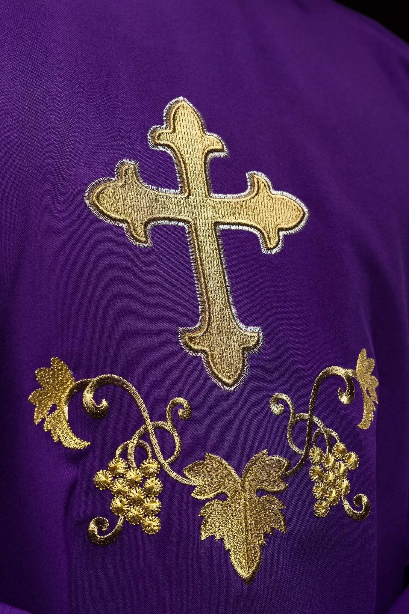 Embroidered chasuble with a cross symbol and wide collar purple