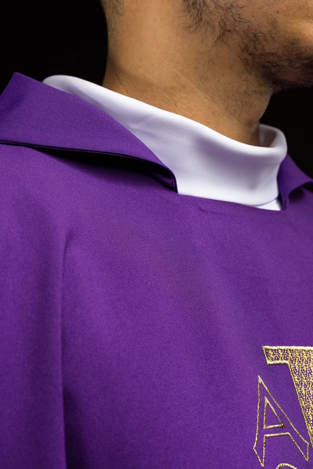 Ornat haftowany z symbolem Alfa i Omega z szerokim kołnierzem fioletowy - ORNATY.PL