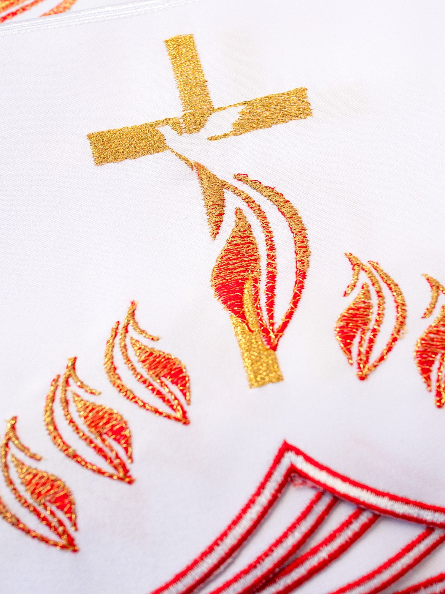 Metraż z haftem czołowym Krzyż z płomieniami Biały - ORNATY.PL