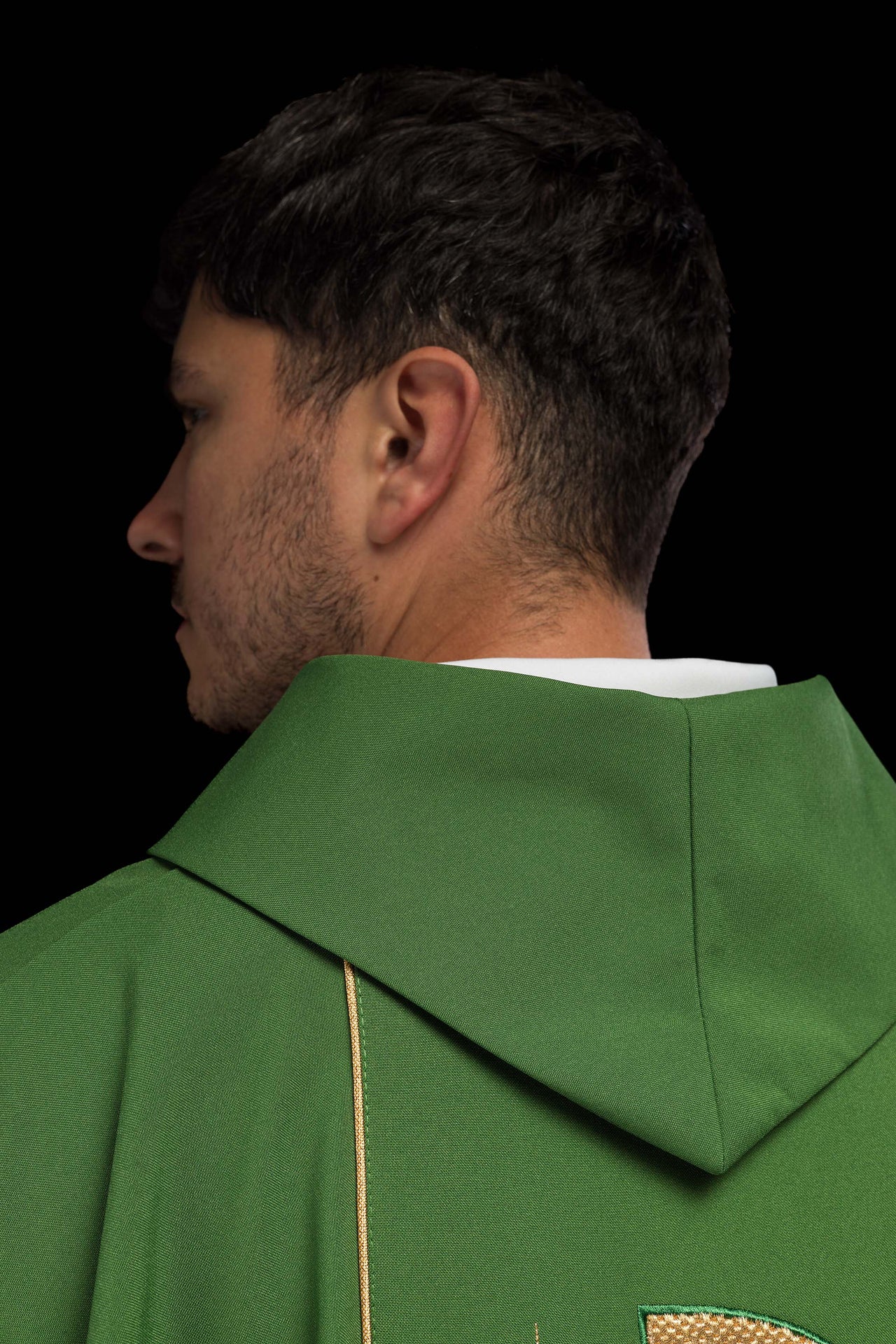 Zielony ornat haftowany z wzorem Kielicha IHS - ORNATY.PL