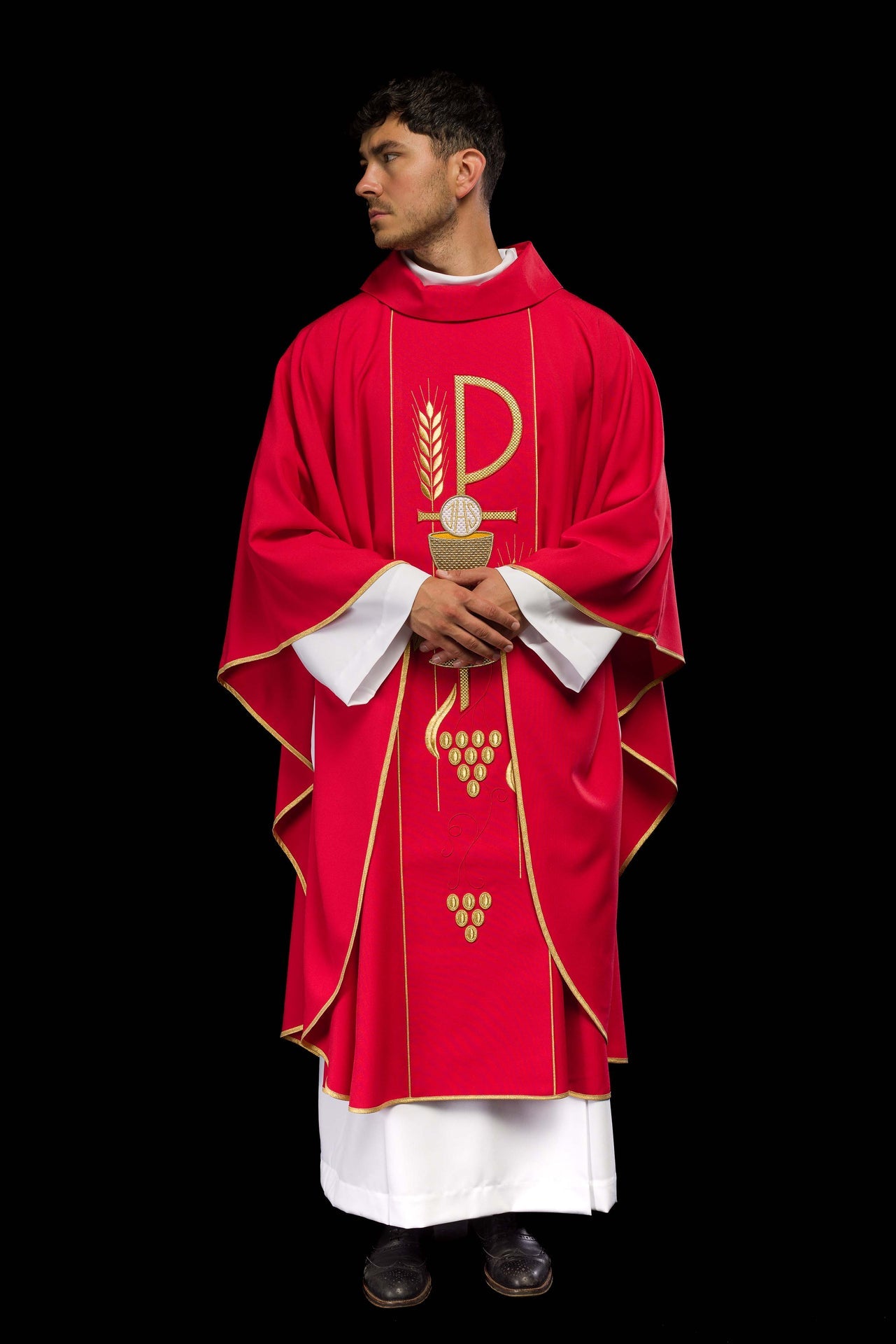 Czerwony ornat haftowany z wzorem Kielicha IHS - ORNATY.PL