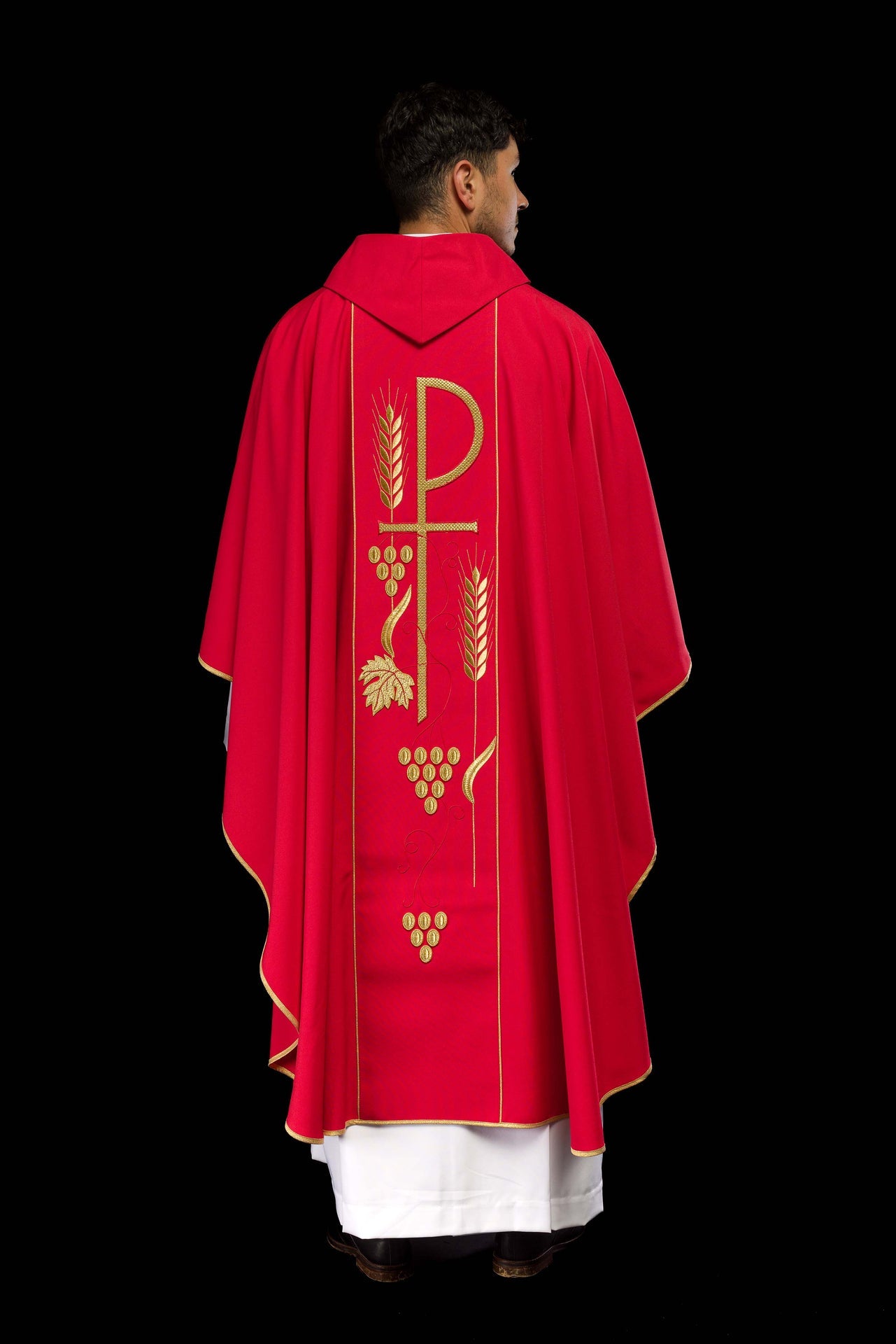 Czerwony ornat haftowany z wzorem Kielicha IHS - ORNATY.PL