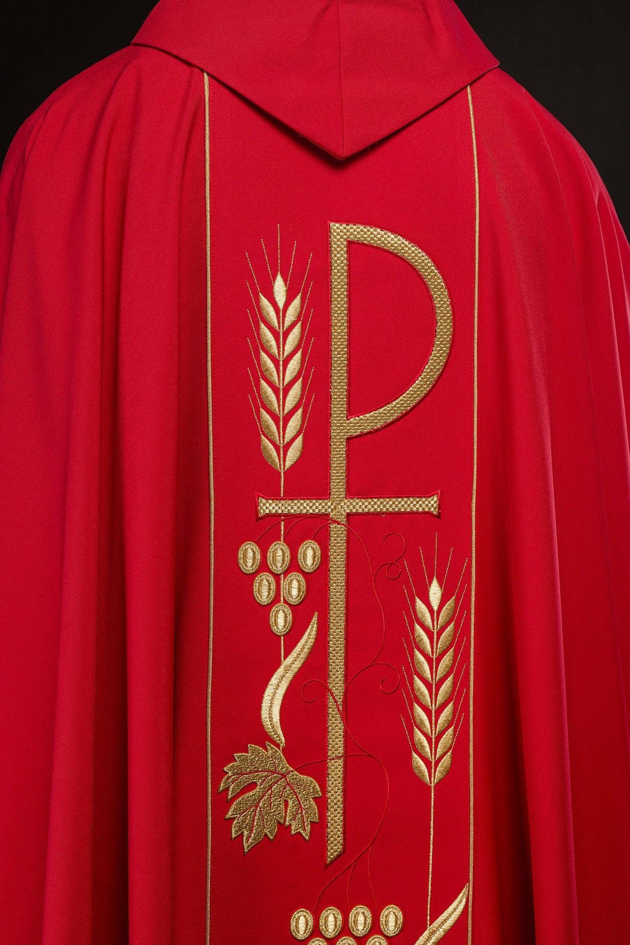 Czerwony ornat haftowany z wzorem Kielicha IHS - ORNATY.PL