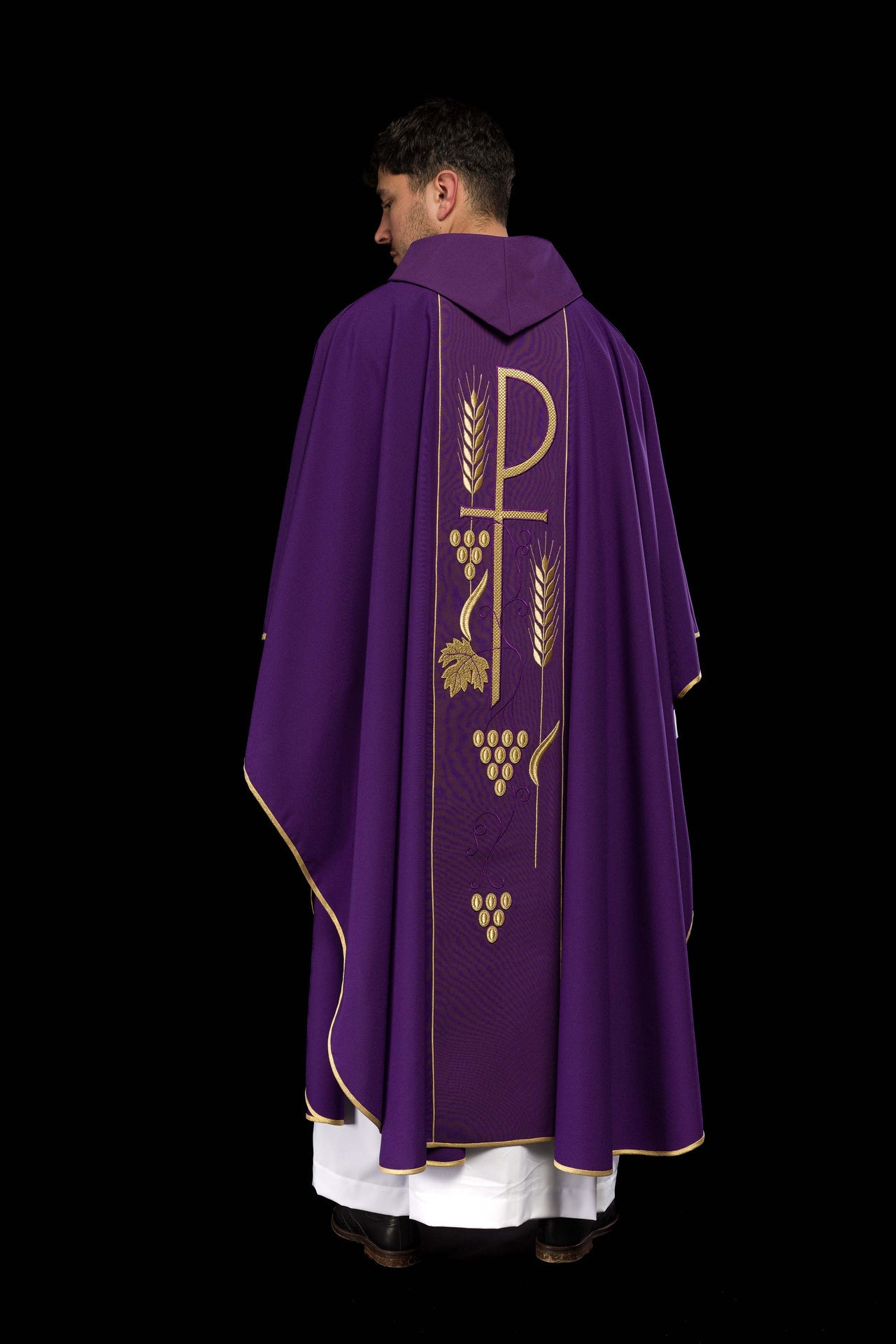 Fioletowy ornat haftowany z wzorem Kielicha IHS - ORNATY.PL