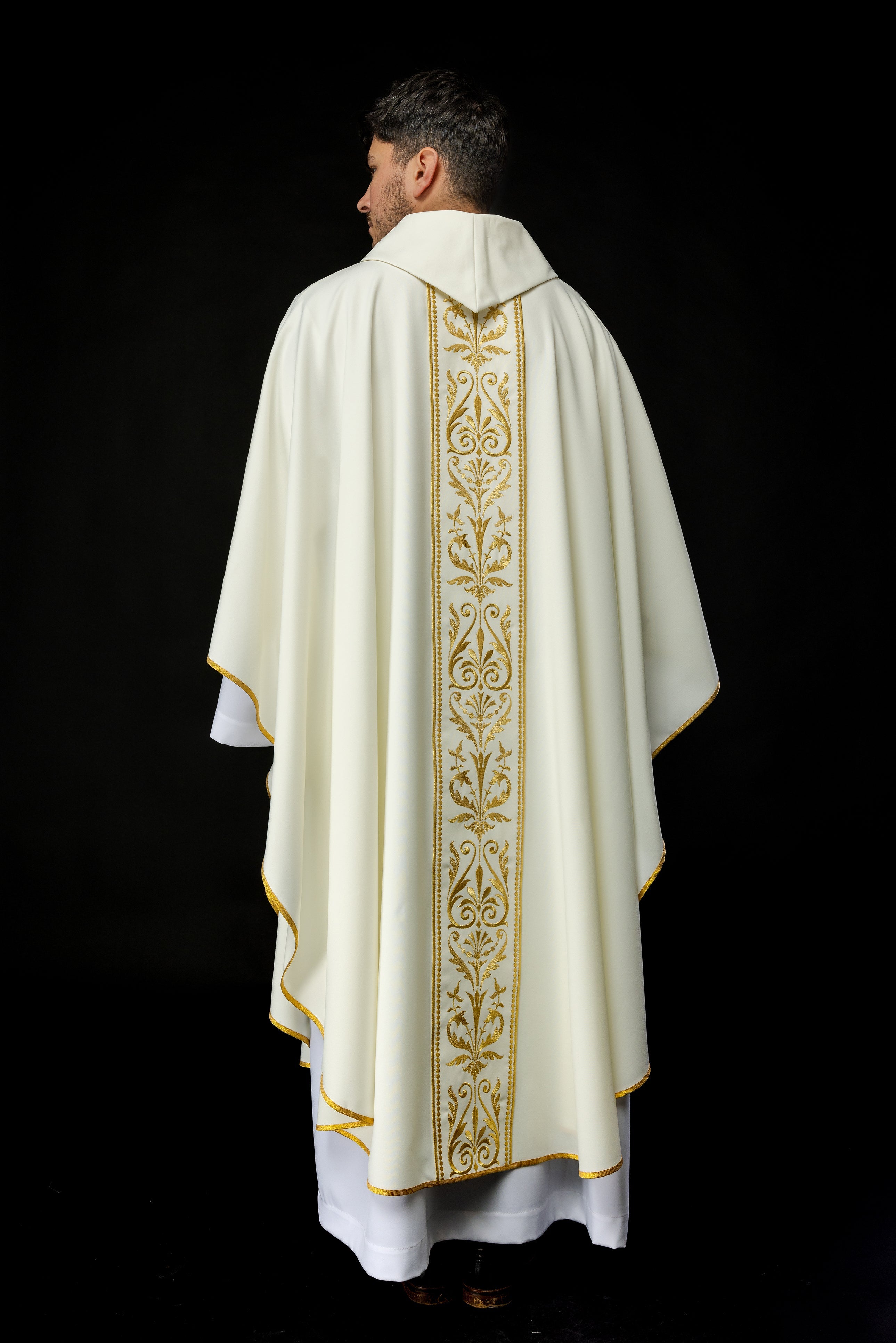 Ornat liturgiczny z haftowanym pasem w kolorze ecru - ORNATY.PL