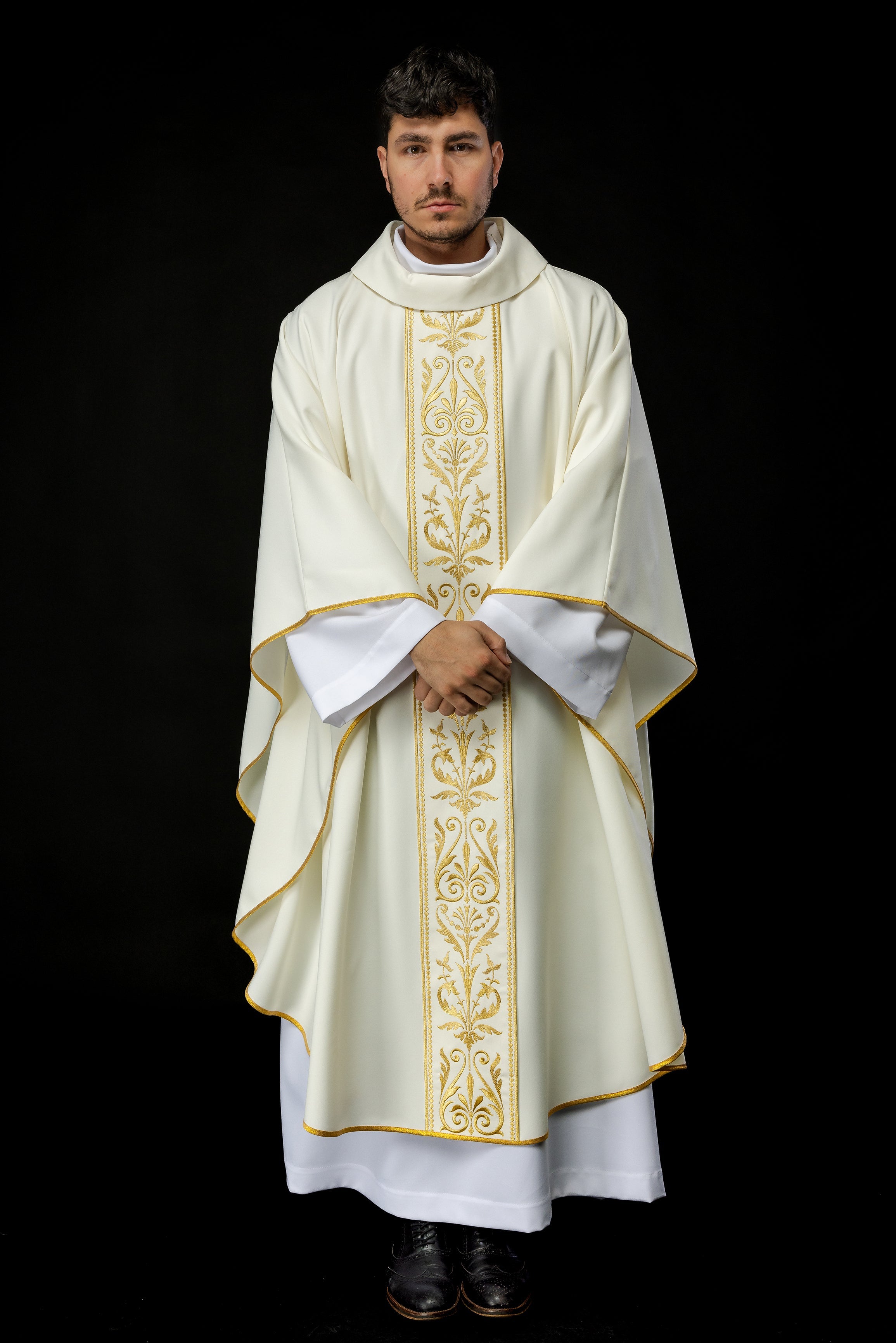 Ornat liturgiczny z haftowanym pasem w kolorze ecru - ORNATY.PL