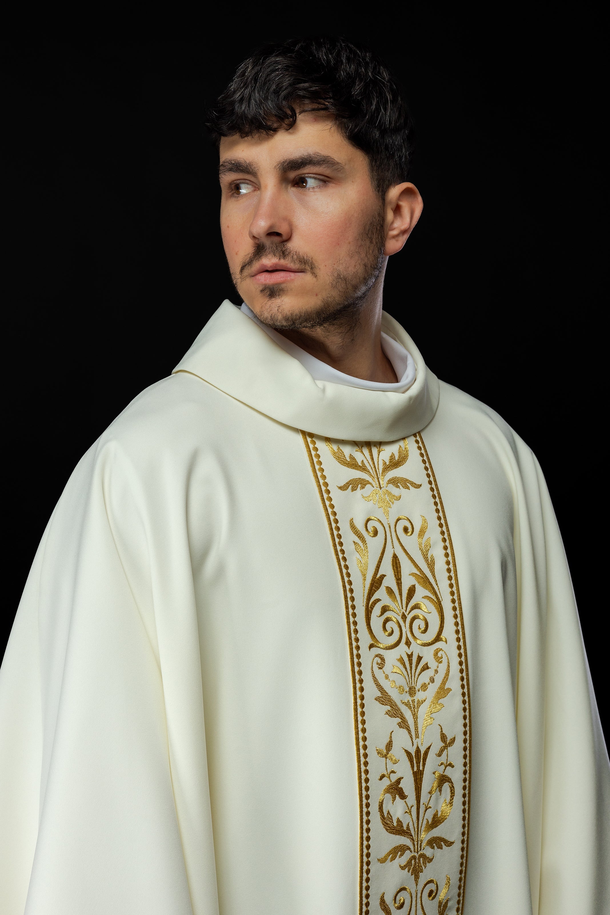 Ornat liturgiczny z haftowanym pasem w kolorze ecru - ORNATY.PL