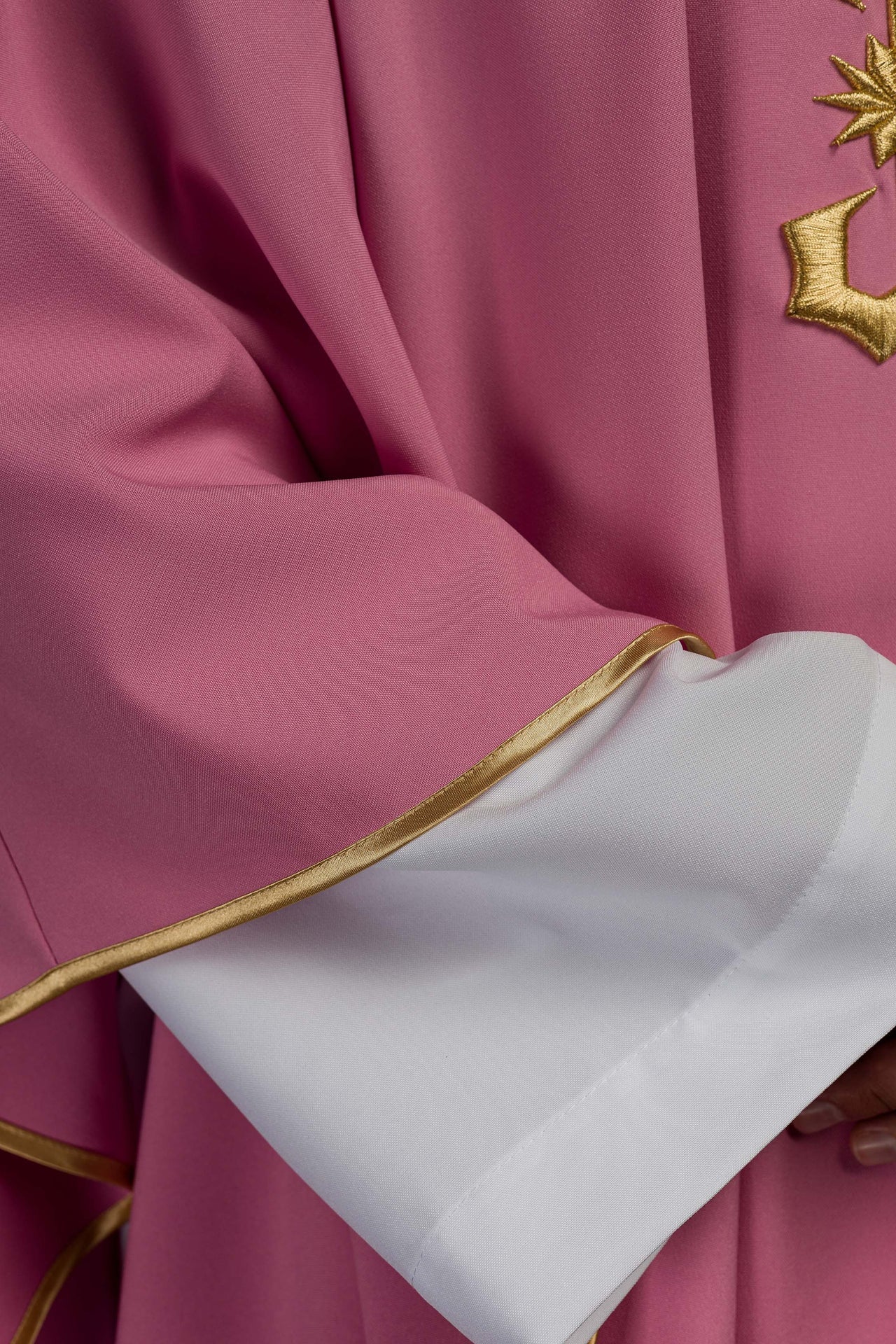 Ornat haftowany z wzorem IHS w kolorze różowym - ORNATY.PL